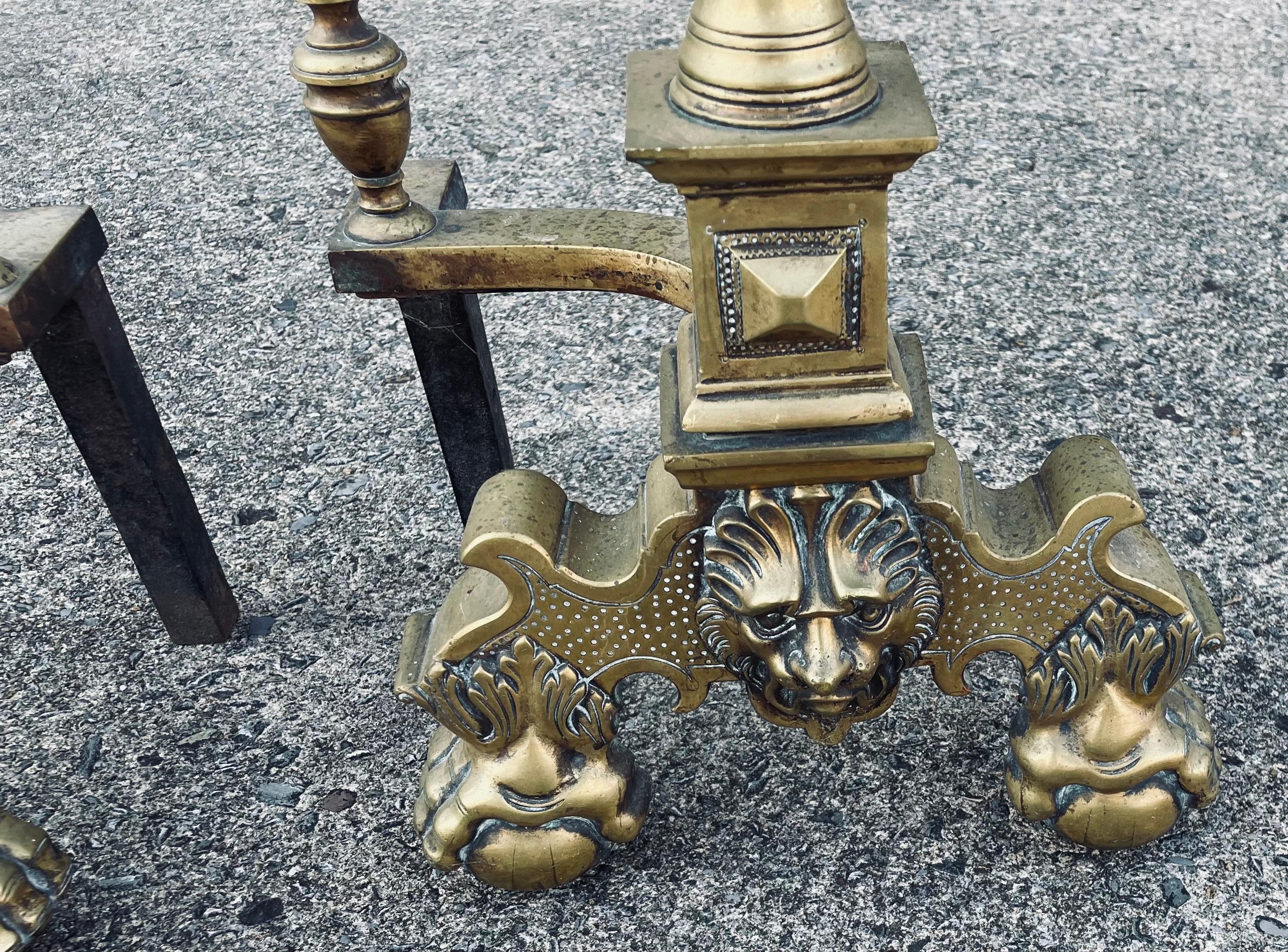 Grand andirons/chiens de feu/chenets en laiton avec têtes de lion Ball and Claw Feet Bon état - En vente à Clifton Forge, VA
