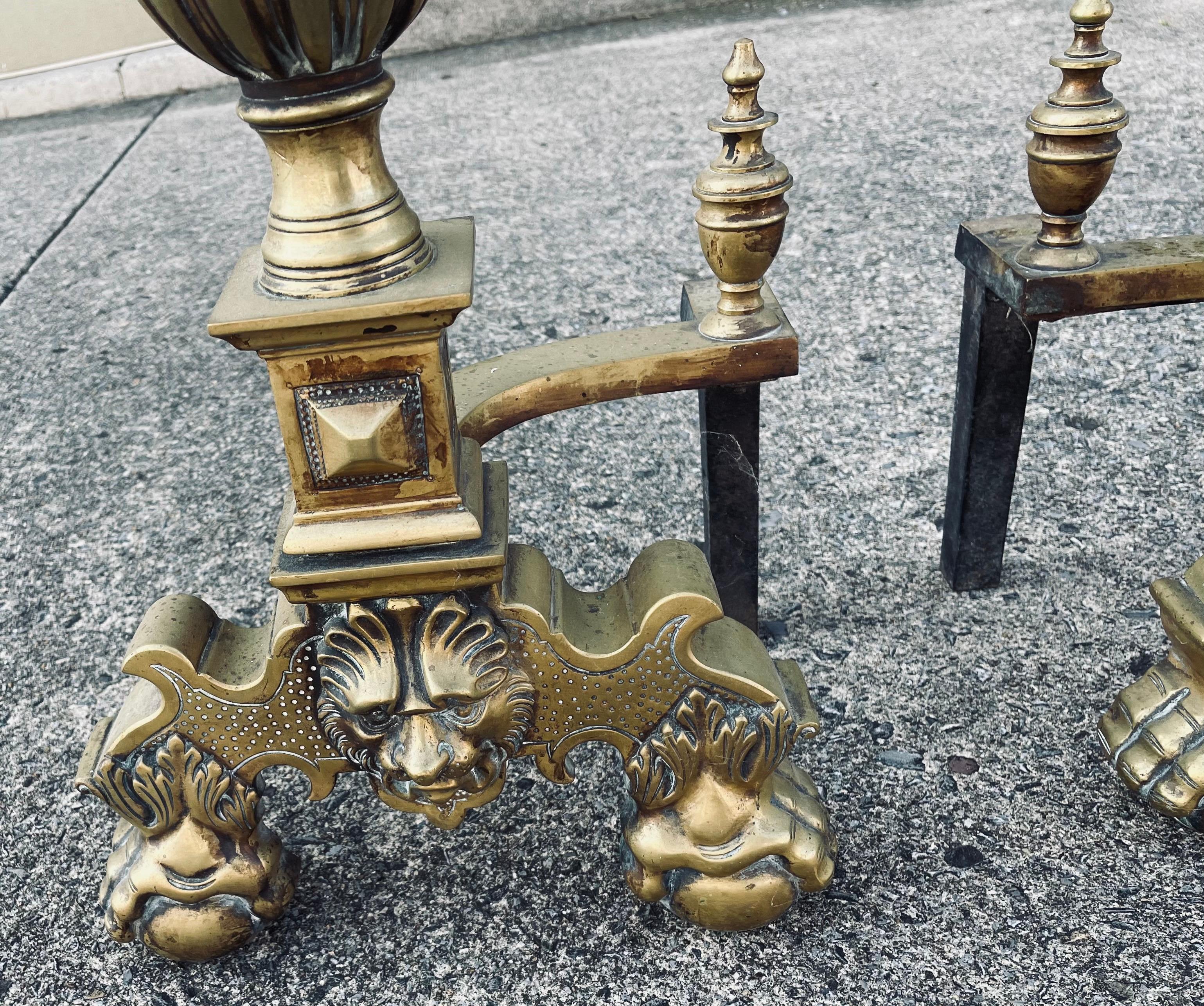 XIXe siècle Grand andirons/chiens de feu/chenets en laiton avec têtes de lion Ball and Claw Feet en vente