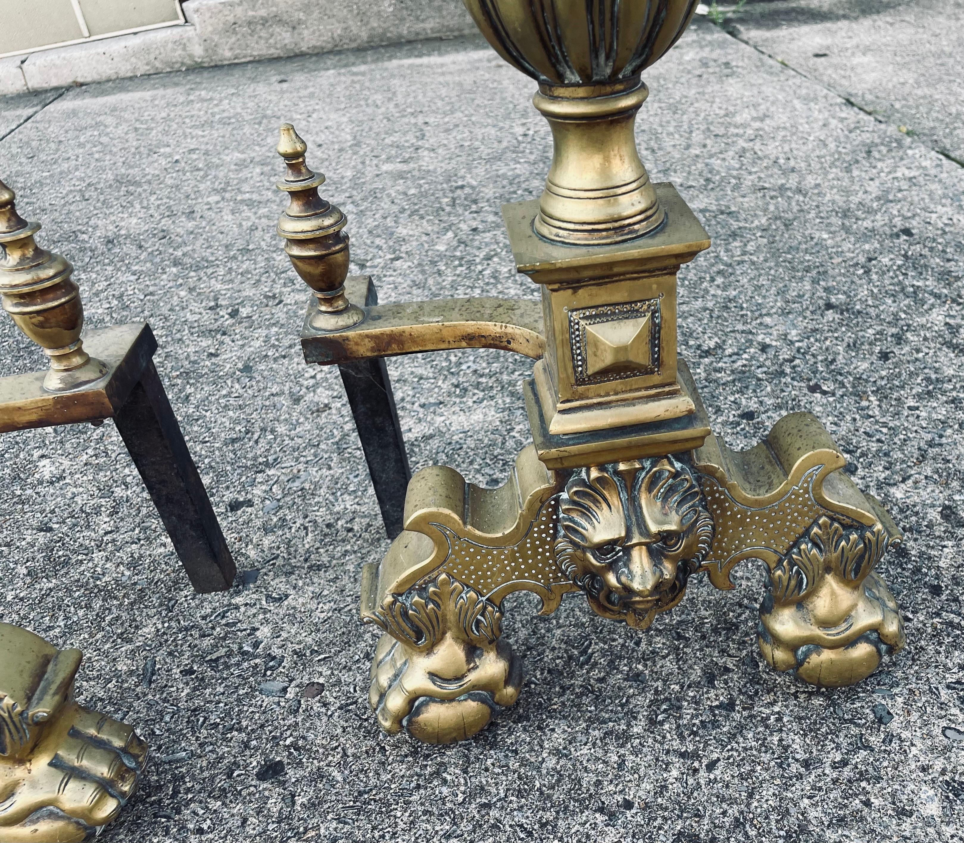 Laiton Grand andirons/chiens de feu/chenets en laiton avec têtes de lion Ball and Claw Feet en vente