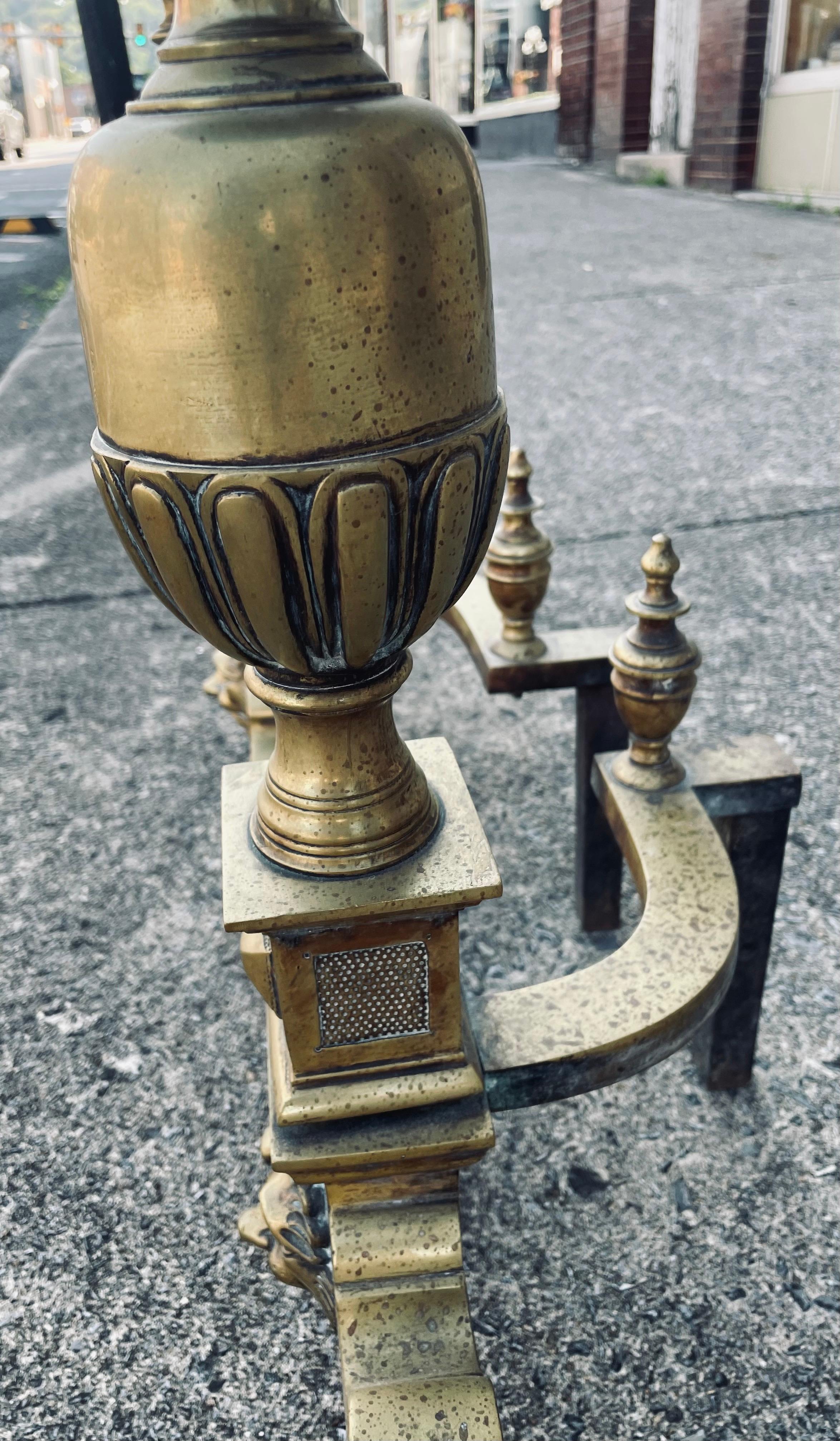 Grand andirons/chiens de feu/chenets en laiton avec têtes de lion Ball and Claw Feet en vente 1