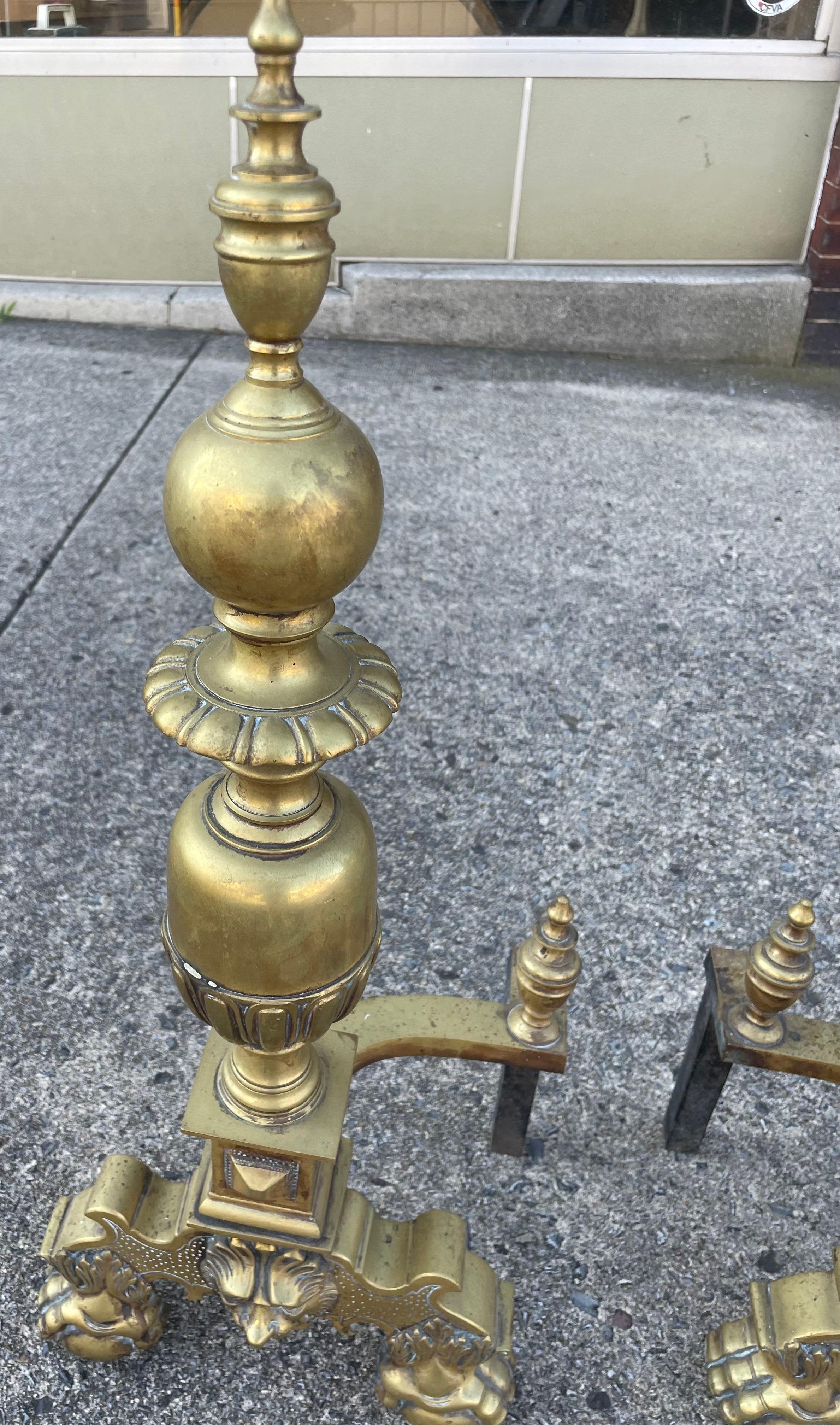 Grand andirons/chiens de feu/chenets en laiton avec têtes de lion Ball and Claw Feet en vente 2