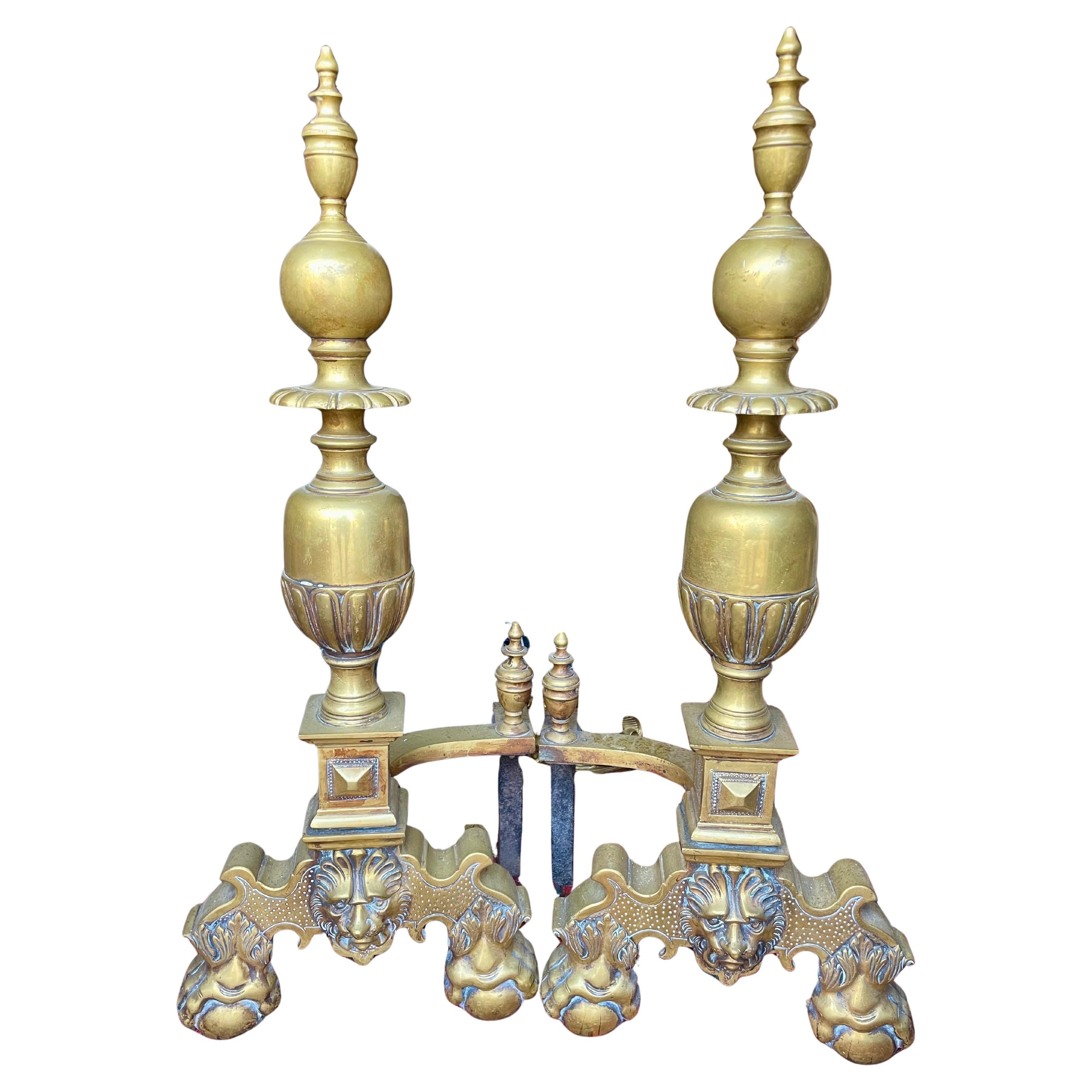 Grand andirons/chiens de feu/chenets en laiton avec têtes de lion Ball and Claw Feet en vente