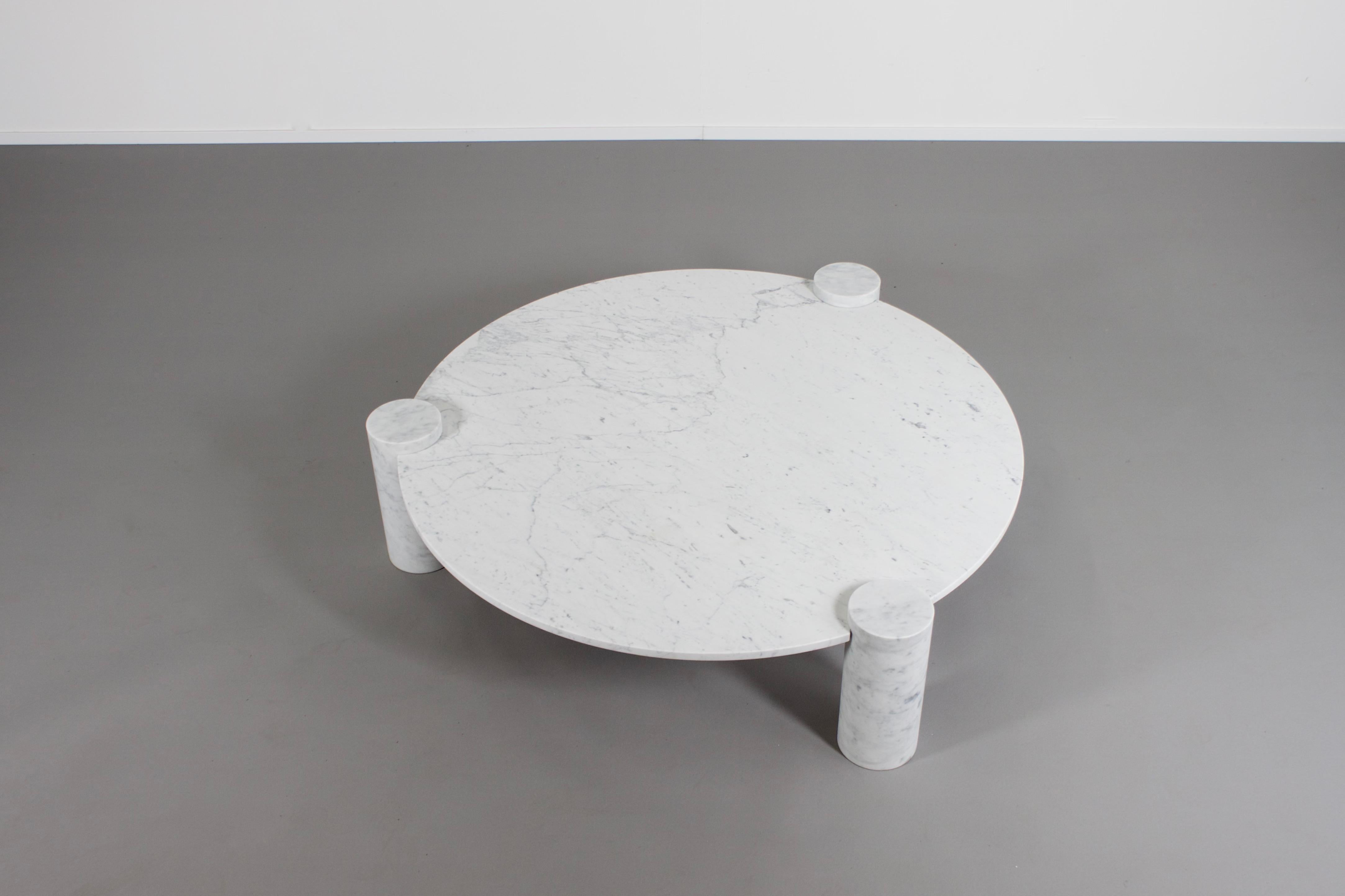 Fantastic round coffee table in excellent condition.

Made in Italy in the late 1970s

This particular table consists of a white Carrara marble top and round Carrara marble bases.

The three round solid marble bases have a slot which fits into the