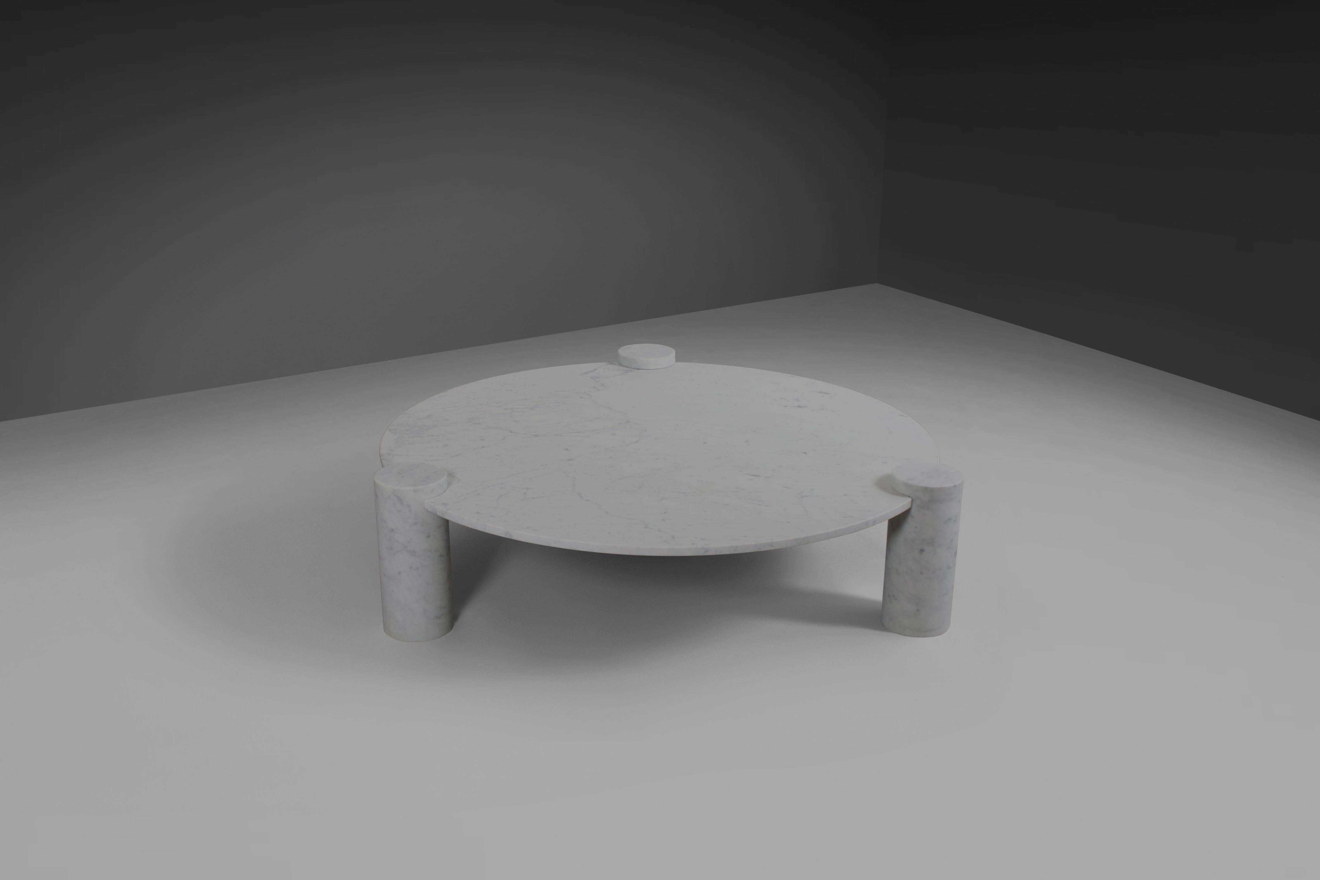 Fantastischer runder Couchtisch in ausgezeichnetem Zustand.

Hergestellt in Italien in den späten 1970er Jahren

Dieser Tisch besteht aus einer weißen Carrara-Marmorplatte und runden Carrara-Marmorfüßen.

Die drei runden, massiven Marmorsockel haben