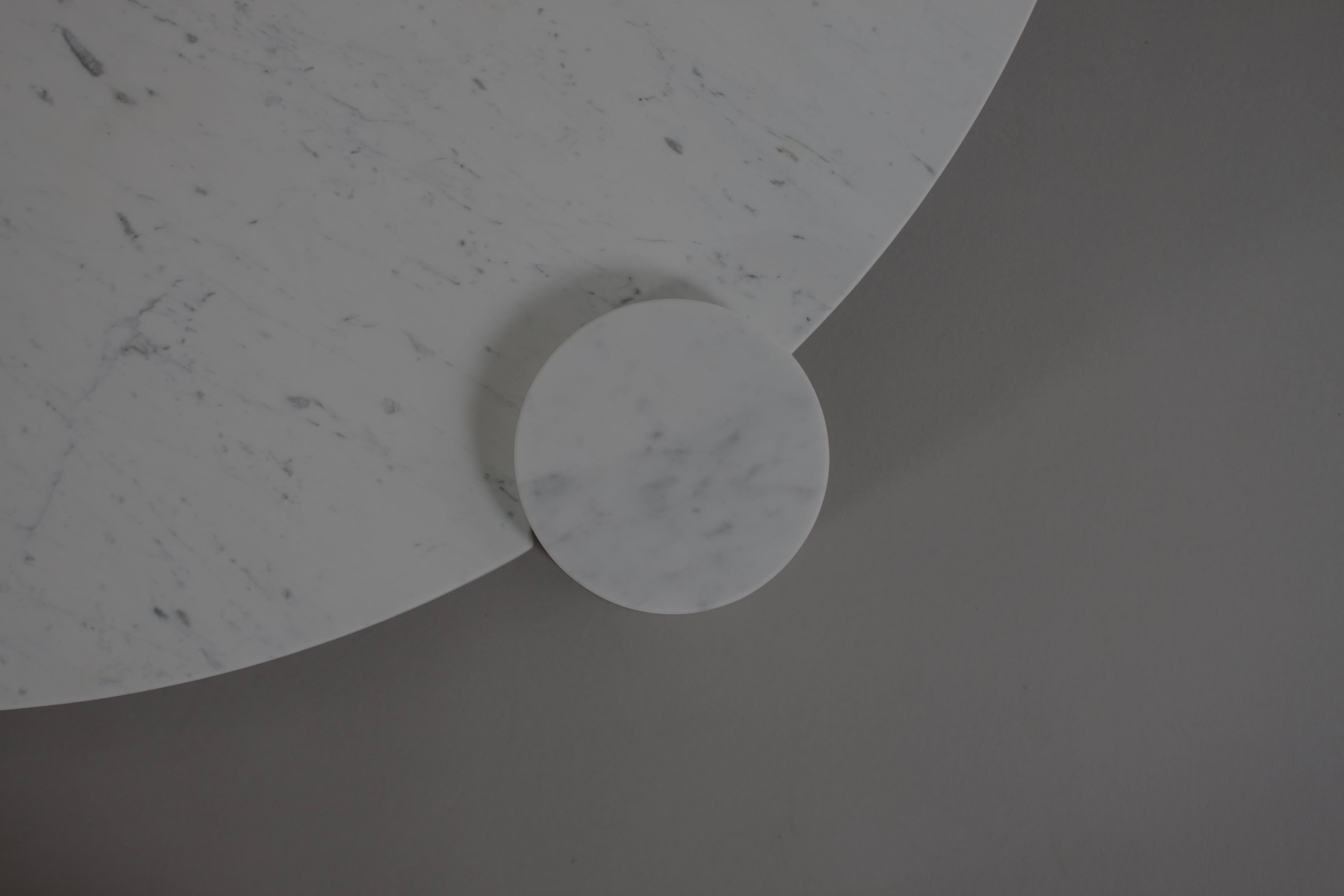 Grande table basse impressionnante en marbre de Carrare fabriquée en Italie, années 1970 Excellent état - En vente à Echt, NL