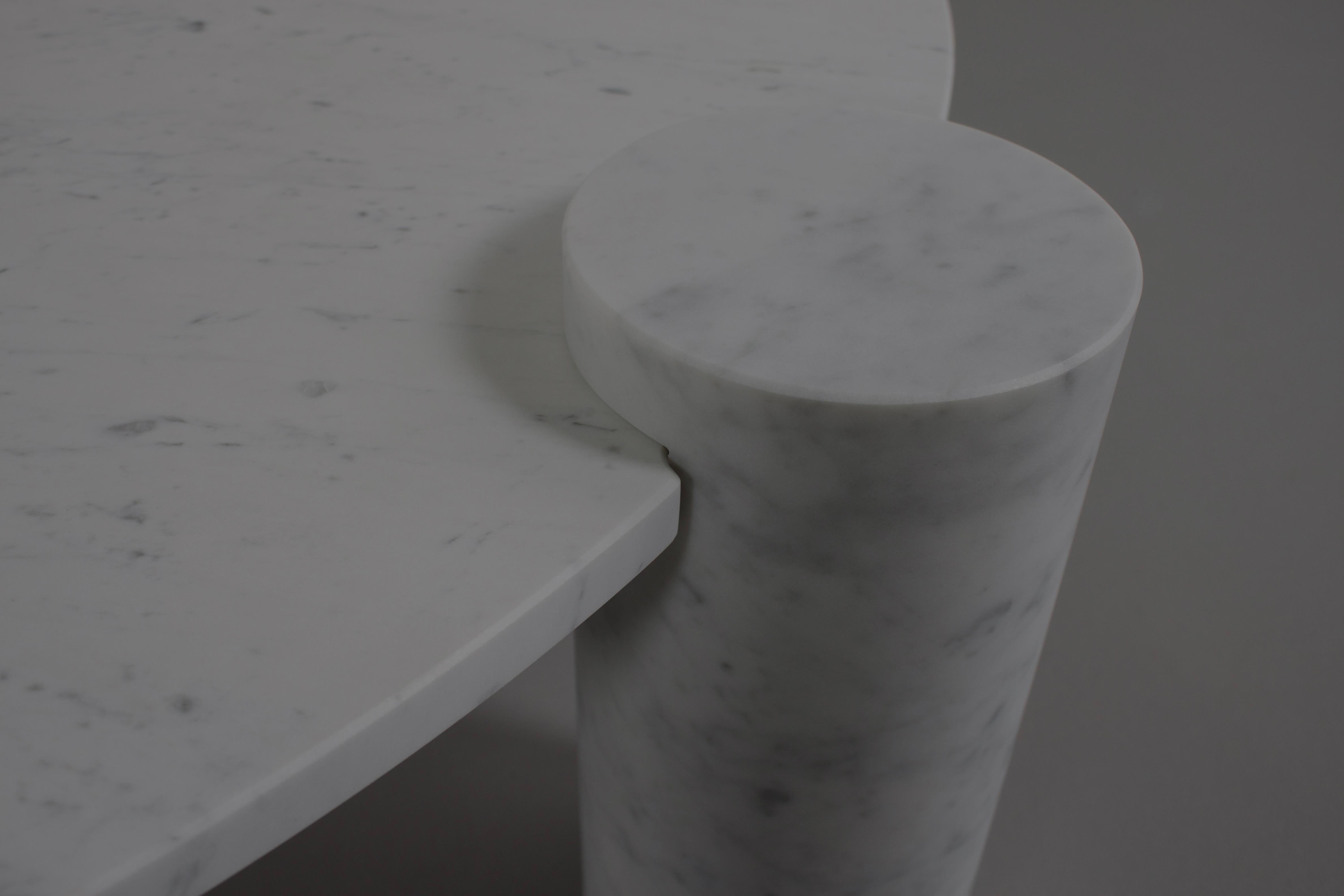 Grande table basse impressionnante en marbre de Carrare fabriquée en Italie, années 1970 en vente 1