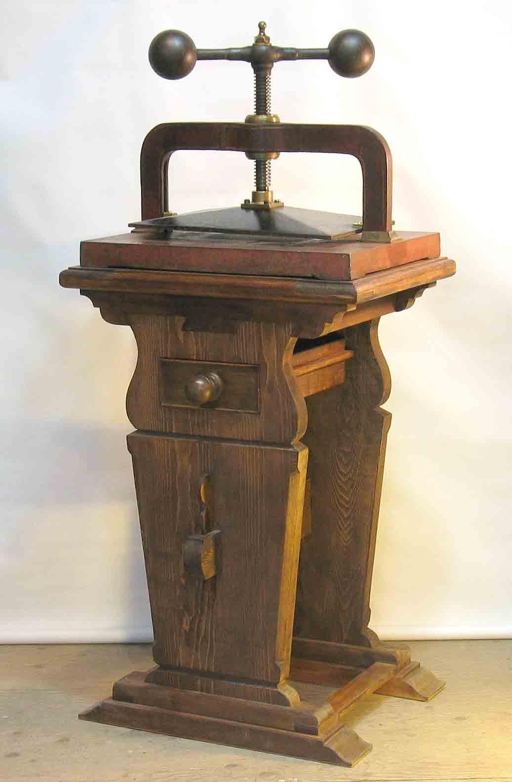 Large Impressive Cast Iron Copying/Book Press on a Trestle Wood Stand circa 1850 In Good Condition In Ottawa, Ontario