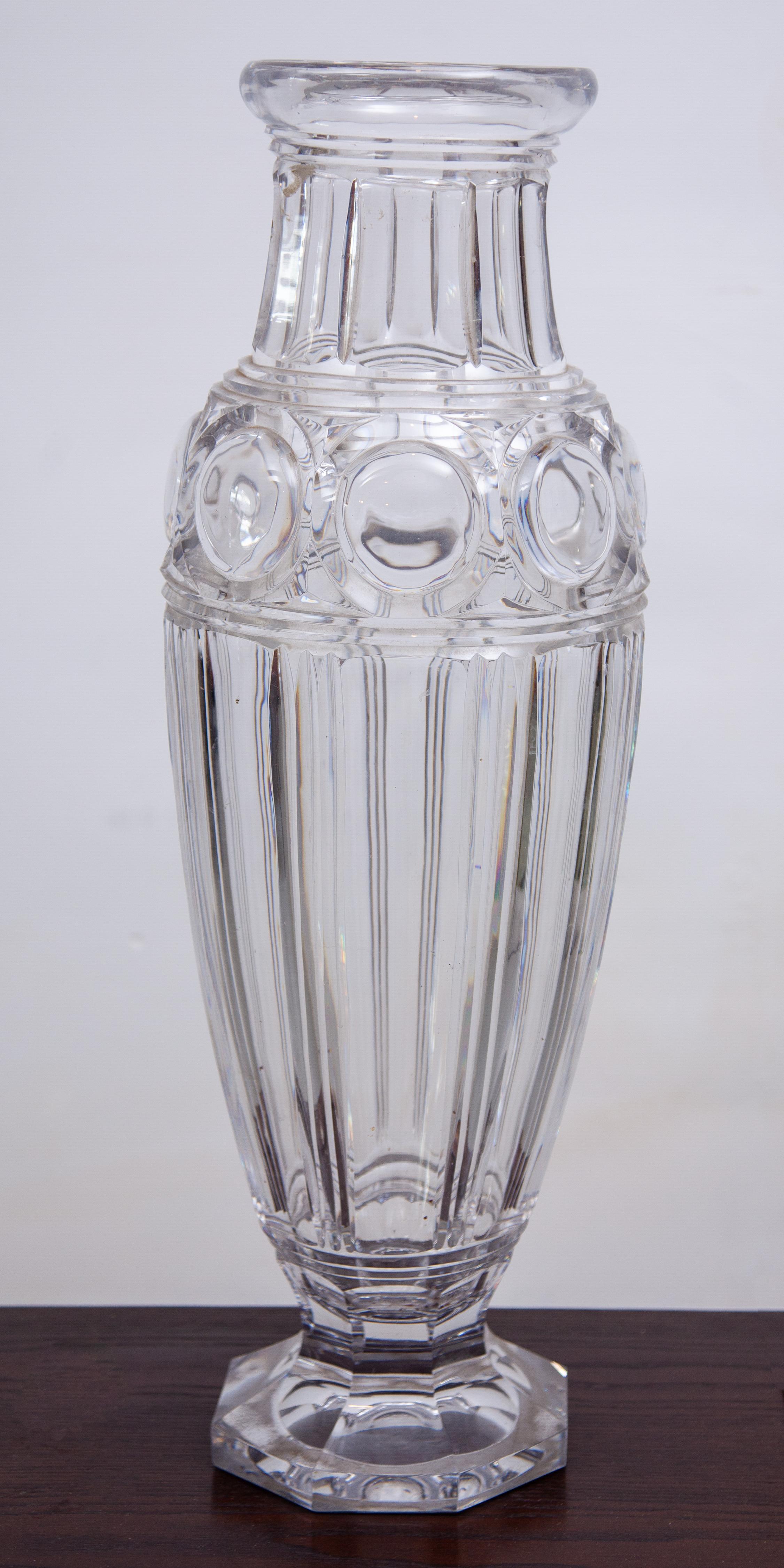 Großes Meisterwerk aus klarem Kristall, facettiert, beeindruckendes Beispiel einer Art-Deco-Vase, entworfen von Val Saint Lambert, Belgien, 1950er Jahre, in ausgezeichnetem Zustand. Dieses Stück hat einen sechseckigen, schweren Sockel, der dem hohen