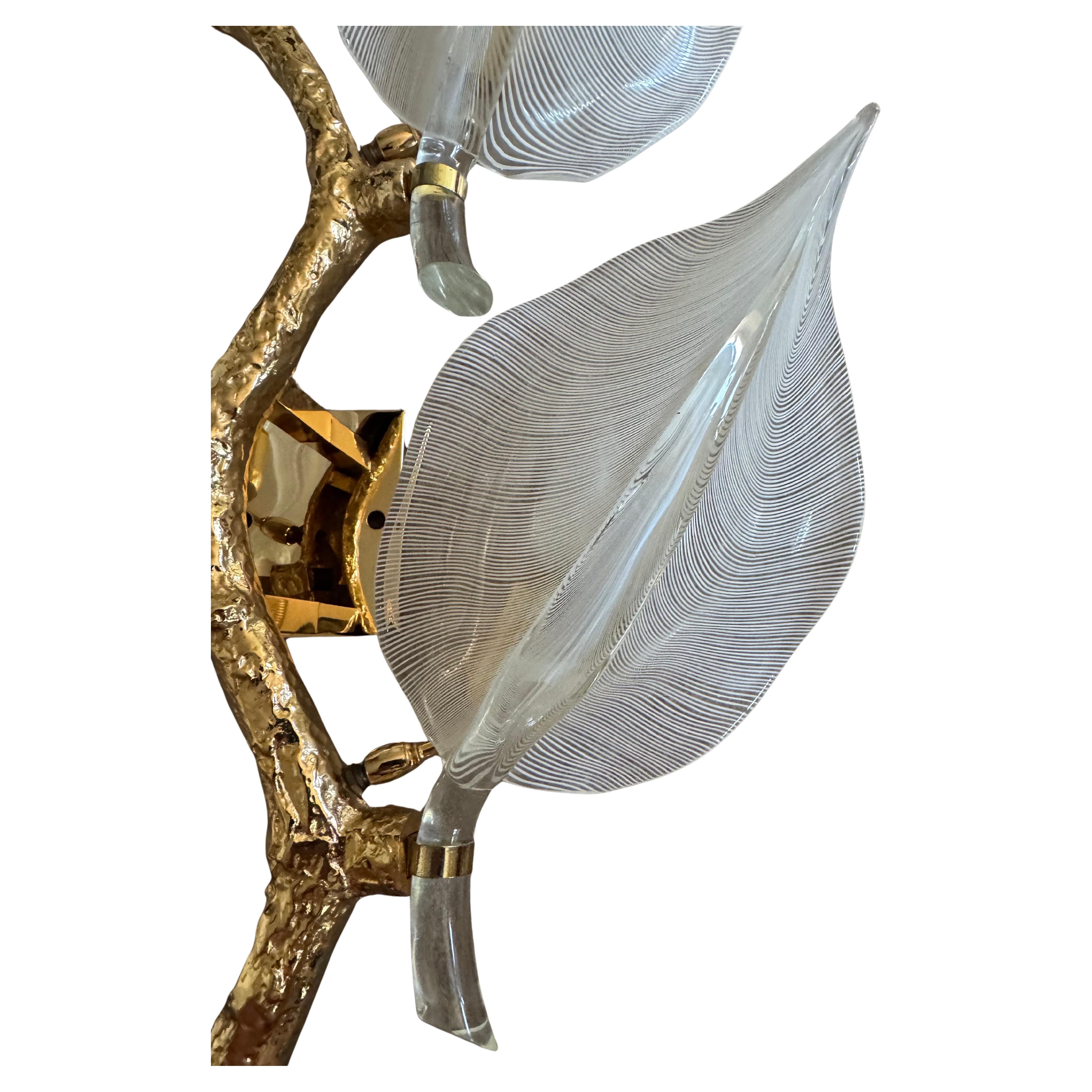 Une étonnante applique murale italienne à quatre lumières en verre de Murano rayé clair/blanc et en laiton plaqué or par Franco Luce pour Seguso, vers les années 1970.
Douille : 4 x e14
L'état est excellent.
