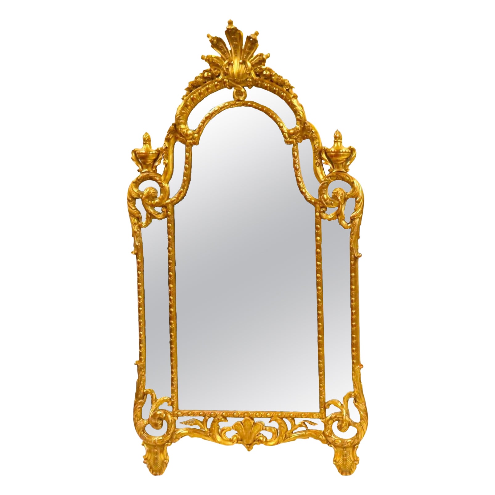Grand et impressionnant miroir mural sculpté à la main avec cadre décoré de dorures et de bois en vente