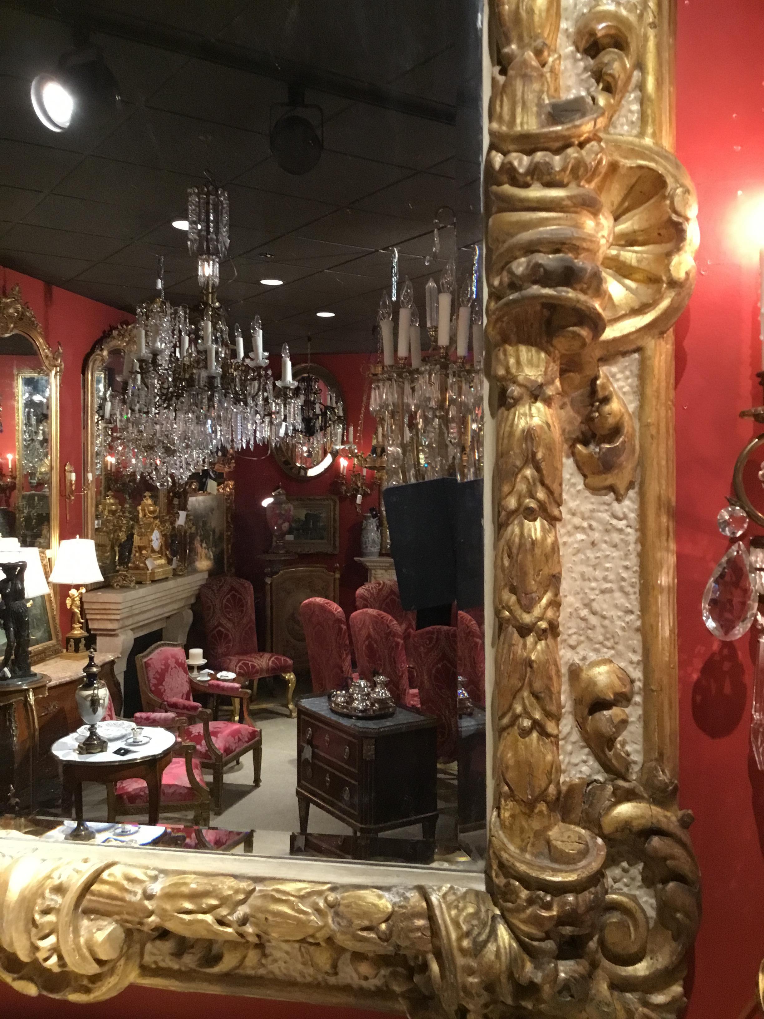 Grand cadre italien imposant en bois doré massif sculpté à la main avec miroir biseauté Bon état - En vente à Houston, TX