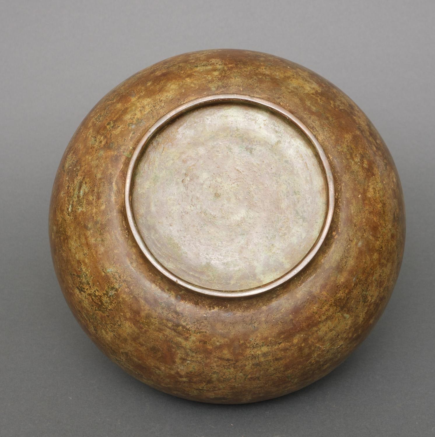 Large & impressive Japanese brown/ochre patinated bronze urn-shaped vase 4