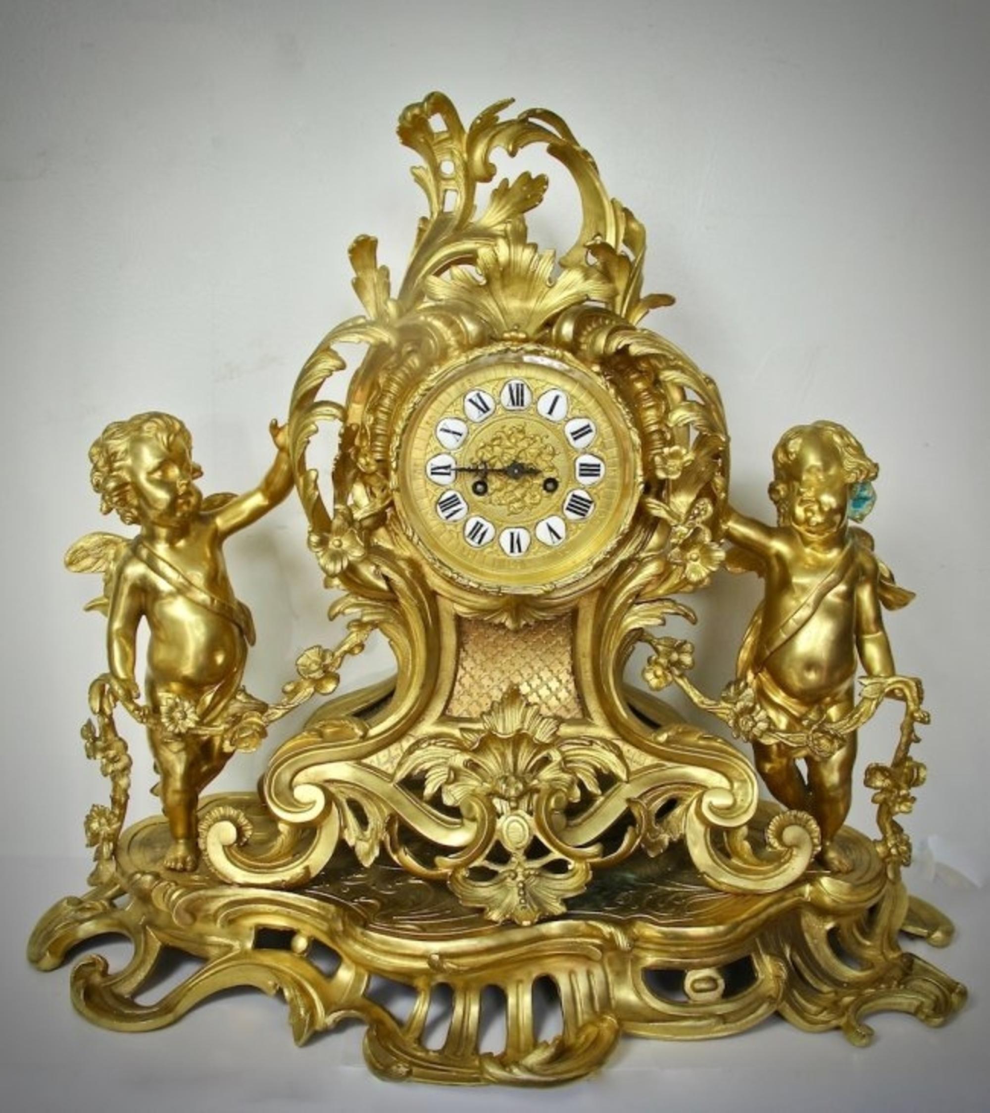 Fin du XIXe siècle Grande et impressionnante pendule de cheminée Louis XV en bronze doré en vente
