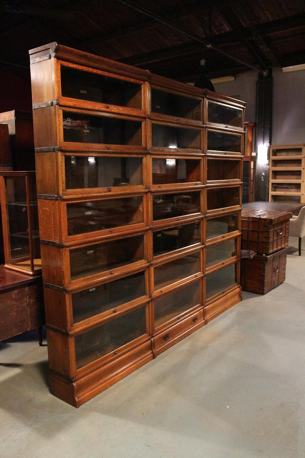 Beautiful large oak globe Wernicke bookcase in perfect condition. Nice light warm color.
The bookcase consists of 21 stackable parts.

Origin: England

Period: circa 1895-1910.

Measures: W 260cm, D 25cm, H 230cm.
