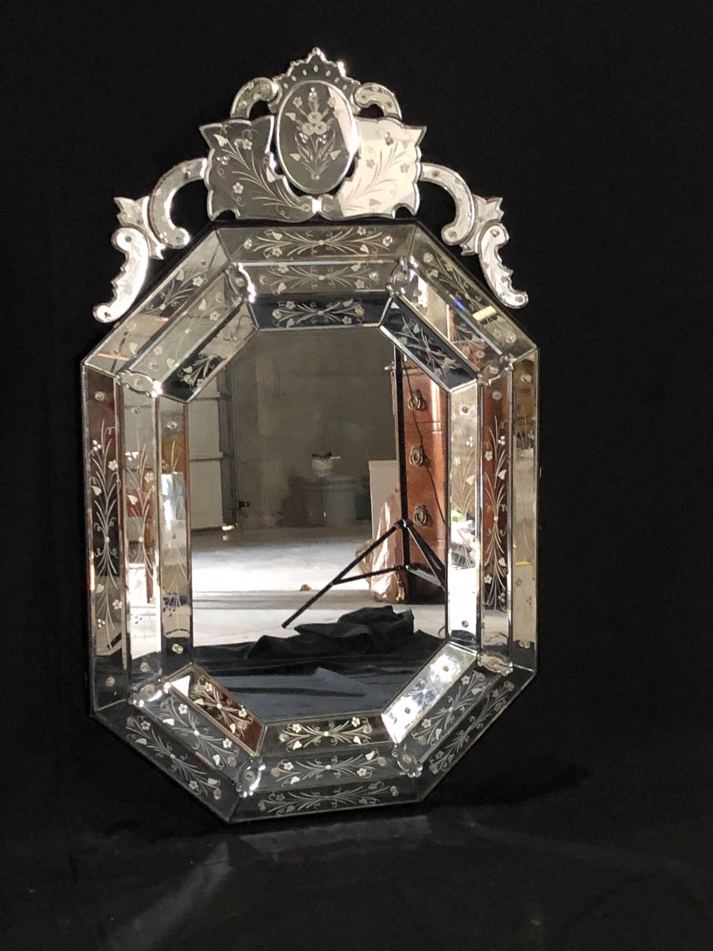 Large Impressive Octagonal Venetian Style Mirror In Good Condition In Hopewell, NJ