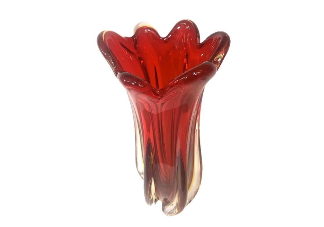 Italiano Vaso Sommerso di Murano a coste, grande e imponente, di colore rosso - Ambraina in vendita