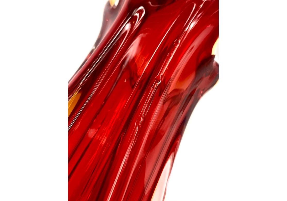 Fatto a mano Vaso Sommerso di Murano a coste, grande e imponente, di colore rosso - Ambraina in vendita