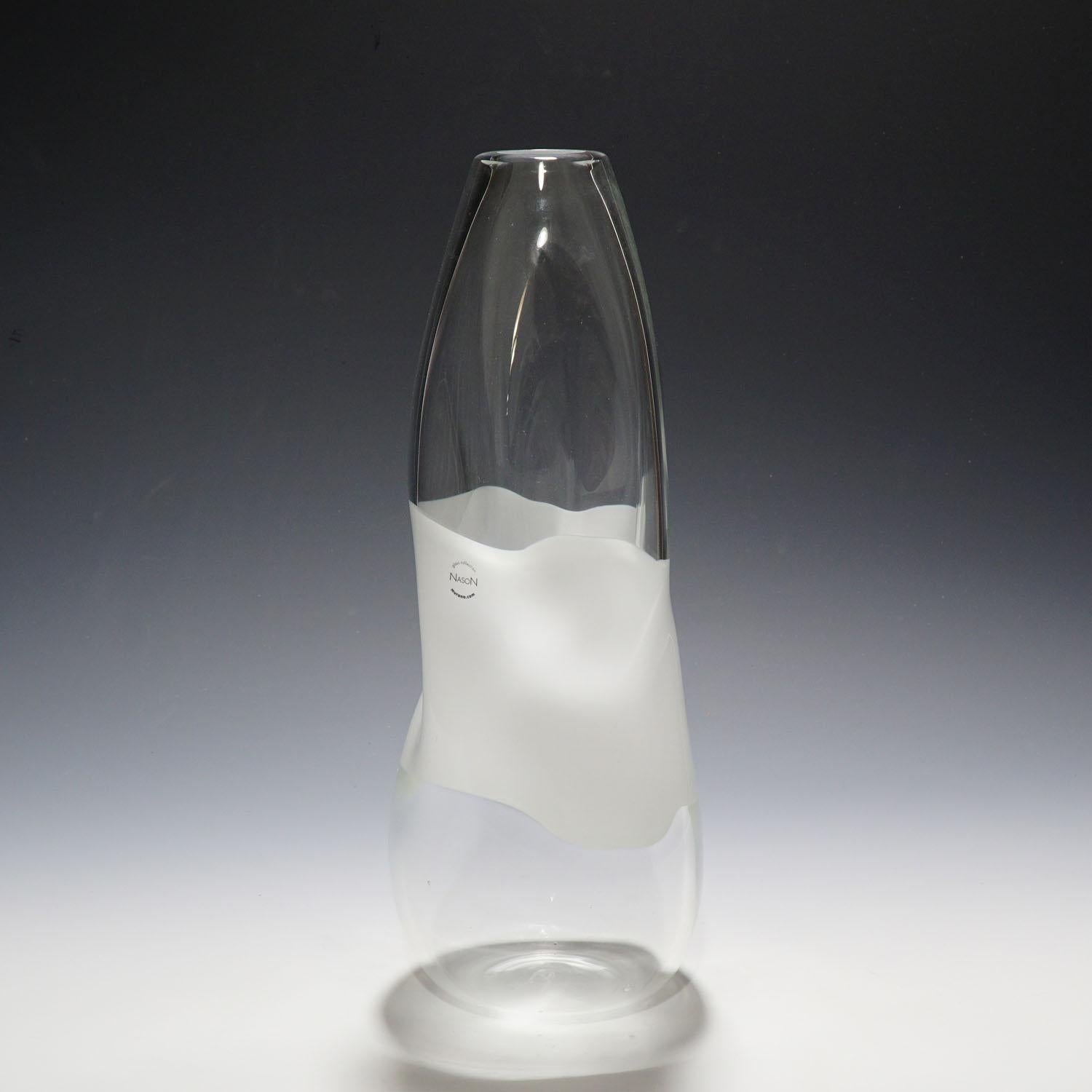 A large and decorative Murano glass vase of the 'Fiapi' series designed by Carlo Nason and manufactured by V. Nason & C. Murano end of the 20th century. Clear and white glass fused in incalmo technicue and asymetrical shaped. Lable of the