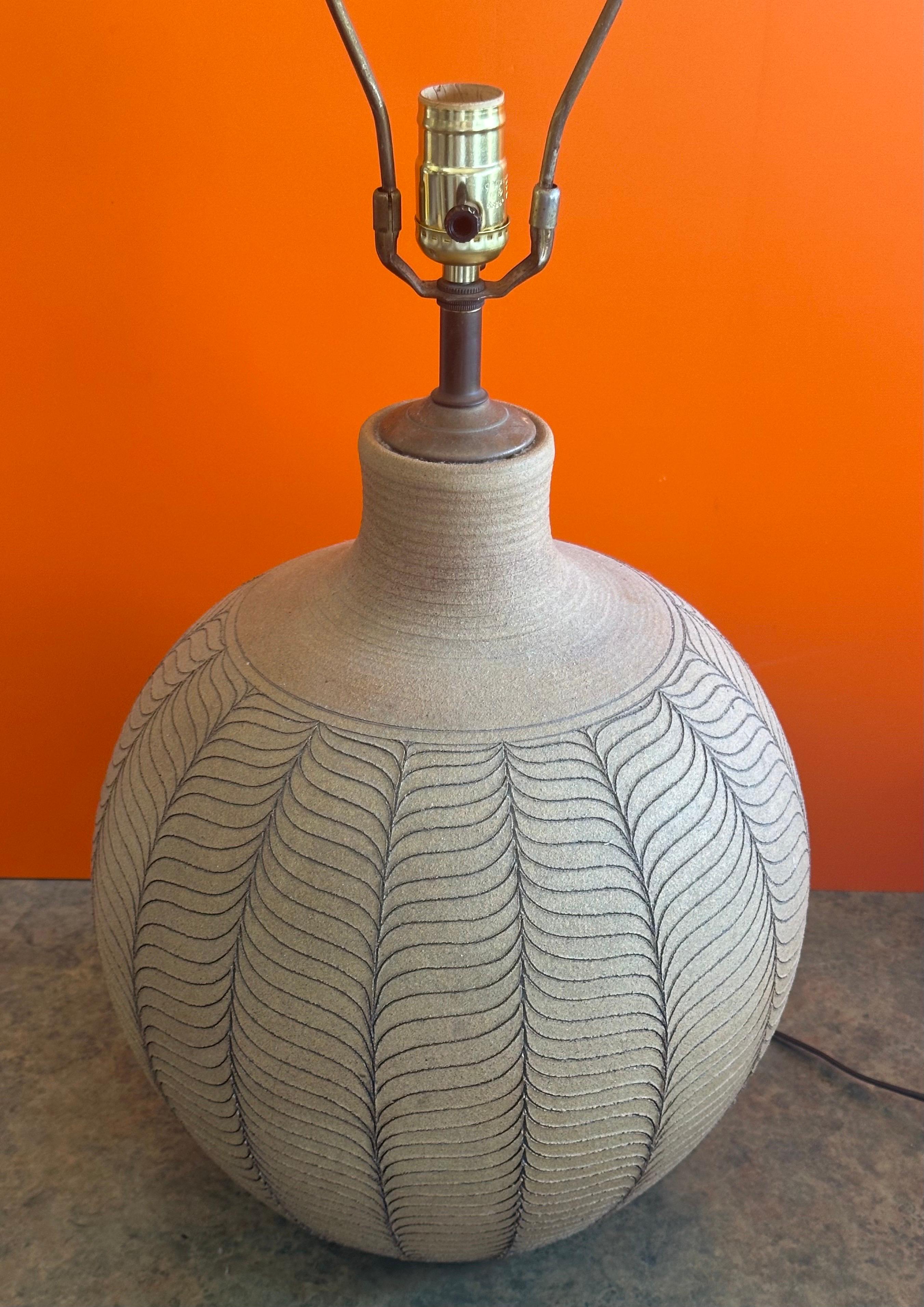 Large Incised Iron Oxide and Studio Pottery Table Lamp by Larry & Terry Brown In Good Condition For Sale In San Diego, CA
