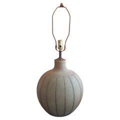 Lampada da tavolo grande in ossido di ferro inciso e Studio Pottery di Larry & Terry Brown