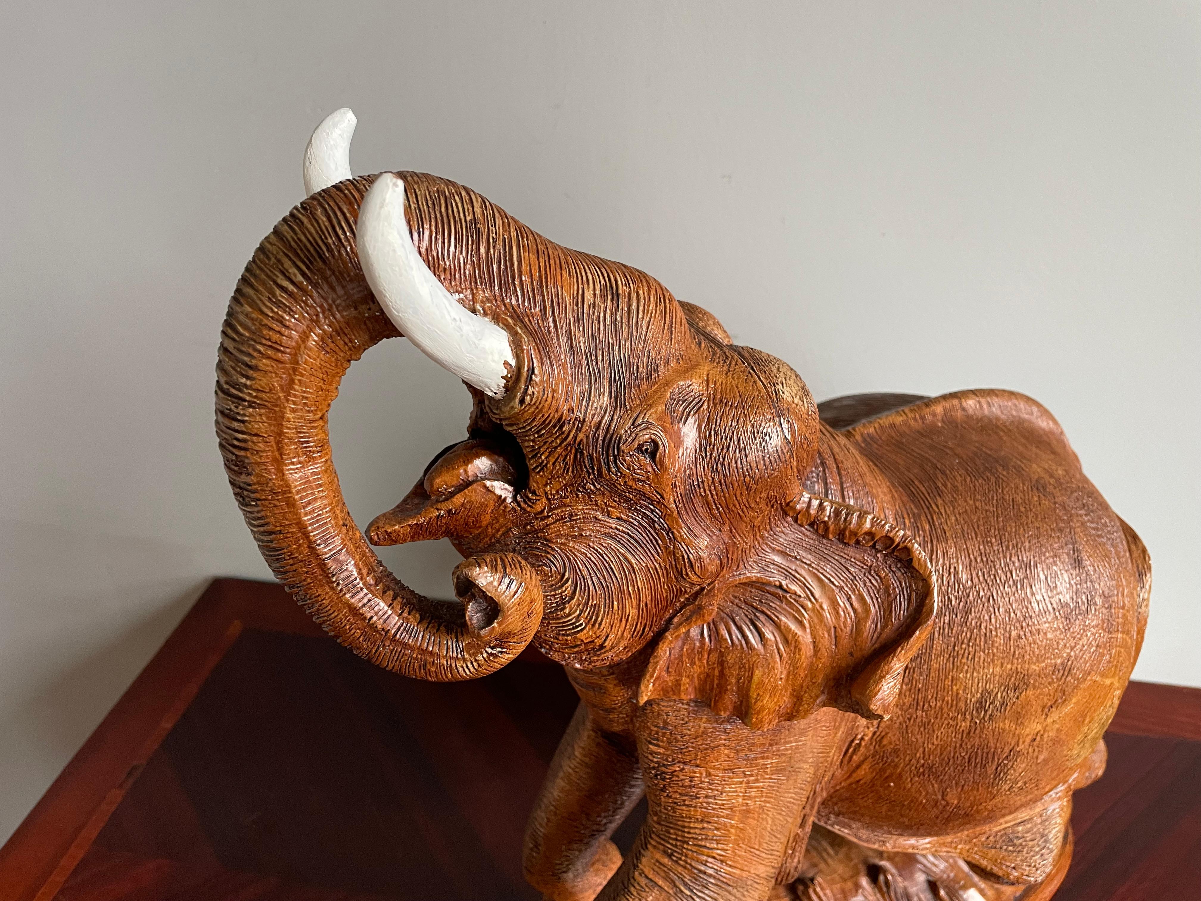 Paire de sculptures d'éléphants en teck sculptées à la main, de grande taille et incroyablement détaillées, datant du milieu du siècle dernier en vente 5