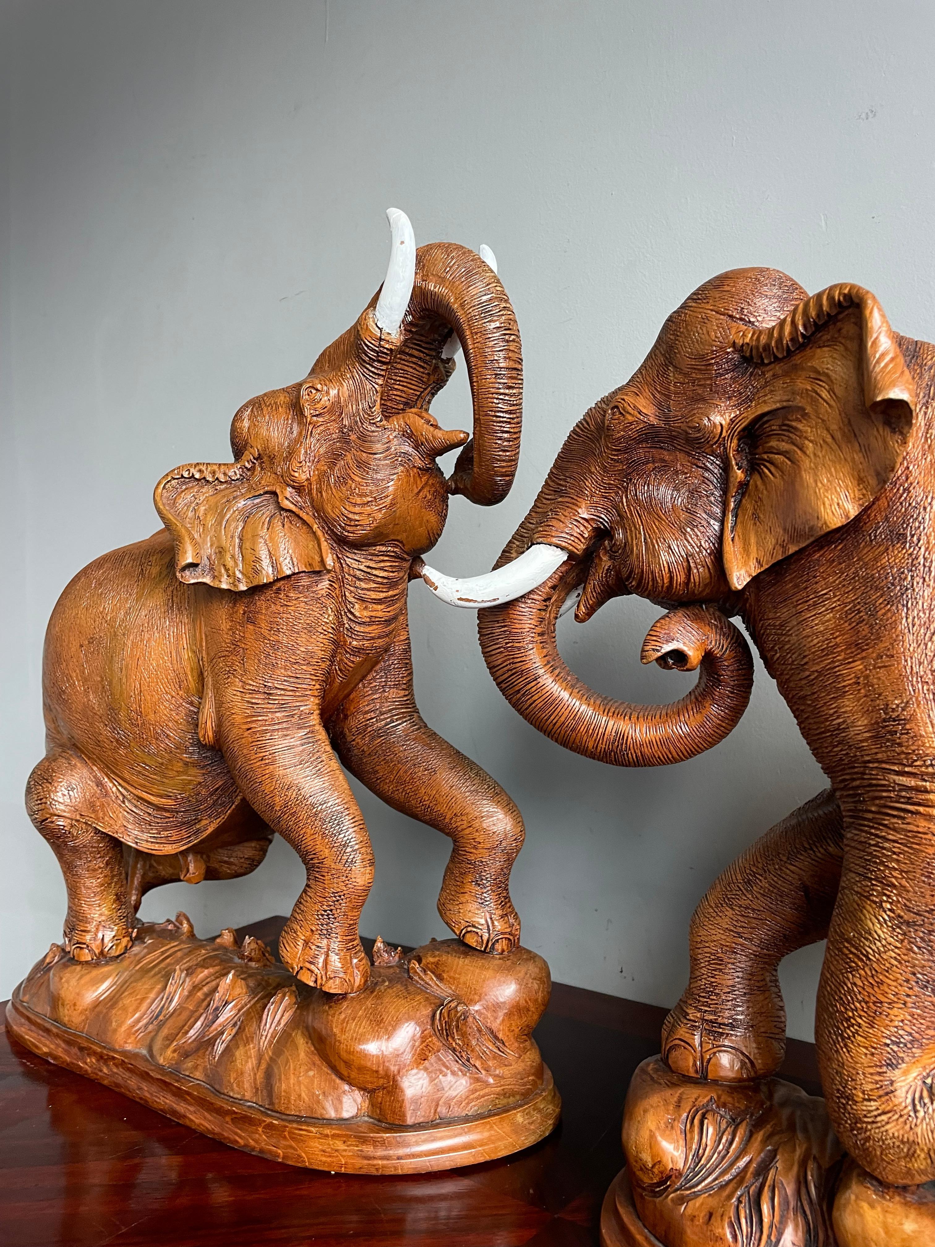 Paire de sculptures d'éléphants en teck sculptées à la main, de grande taille et incroyablement détaillées, datant du milieu du siècle dernier en vente 12