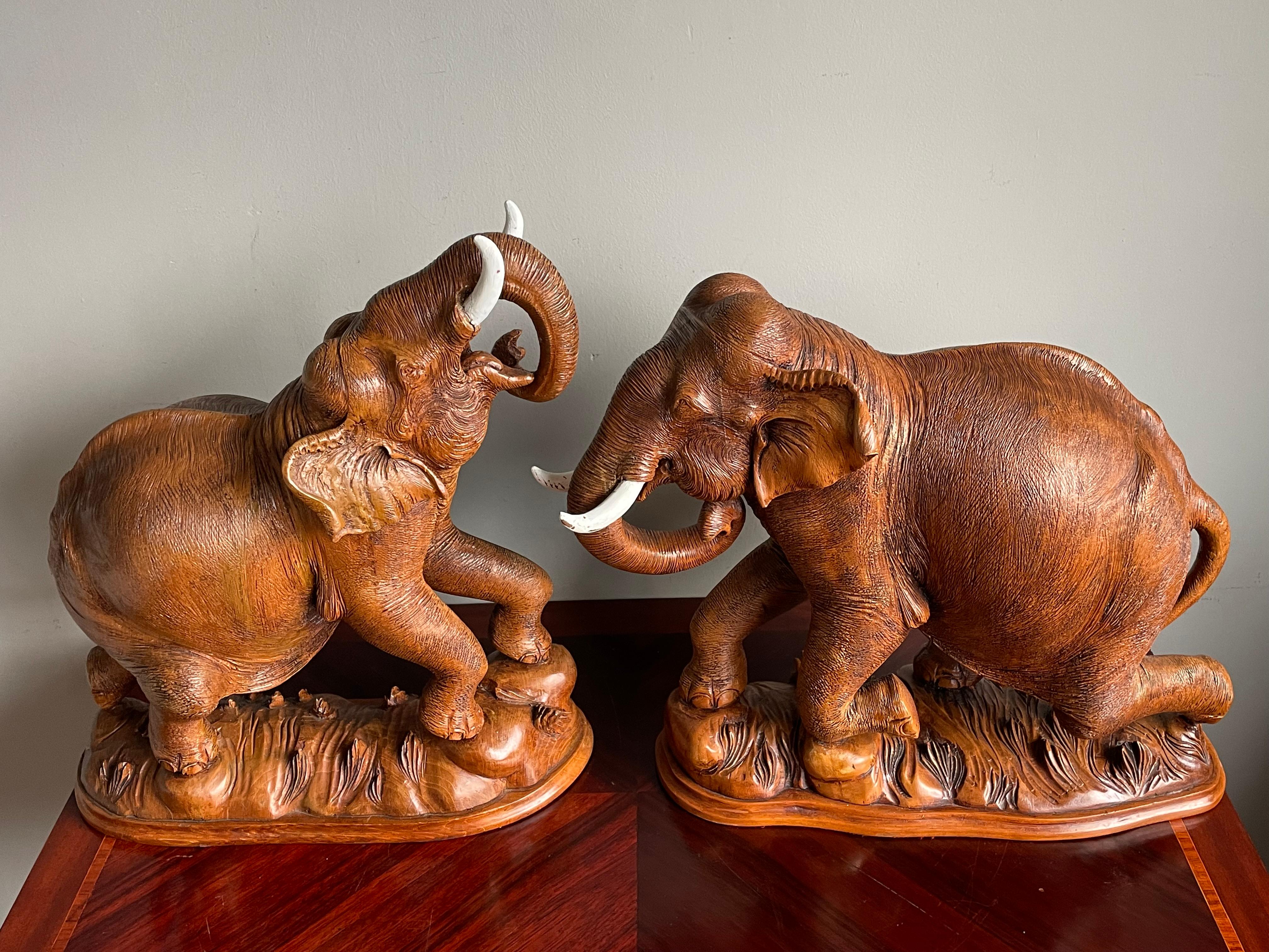 Große und unglaublich detaillierte handgeschnitzte Elefanten-Skulptur-Paar aus Teakholz, Mid-Century, Paar (Unbekannt) im Angebot