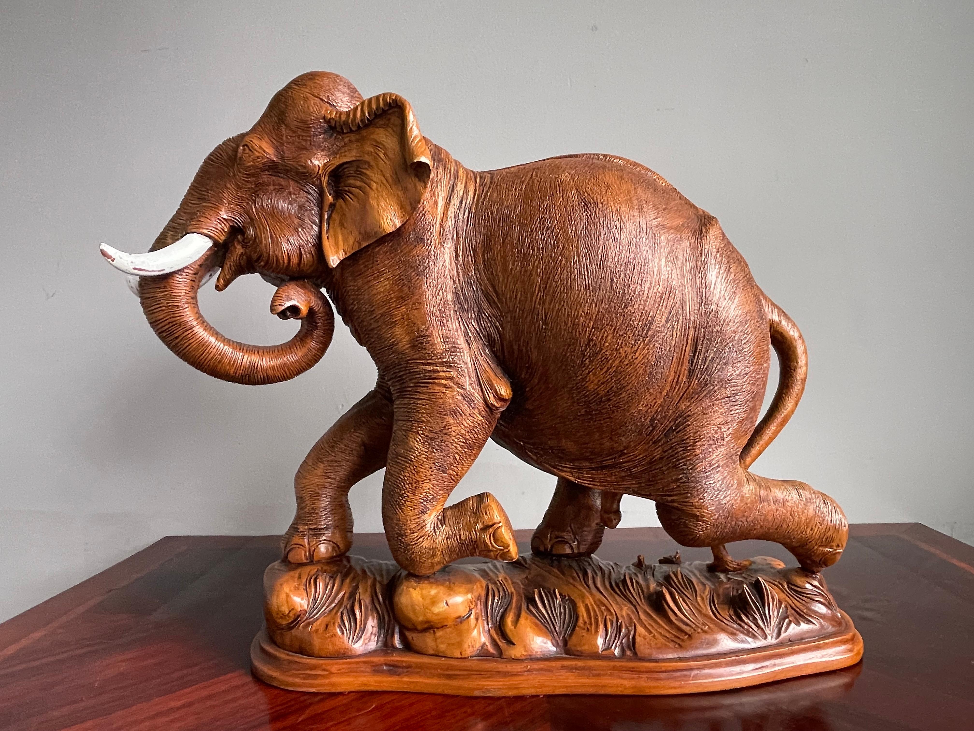 Sculpté à la main Paire de sculptures d'éléphants en teck sculptées à la main, de grande taille et incroyablement détaillées, datant du milieu du siècle dernier en vente