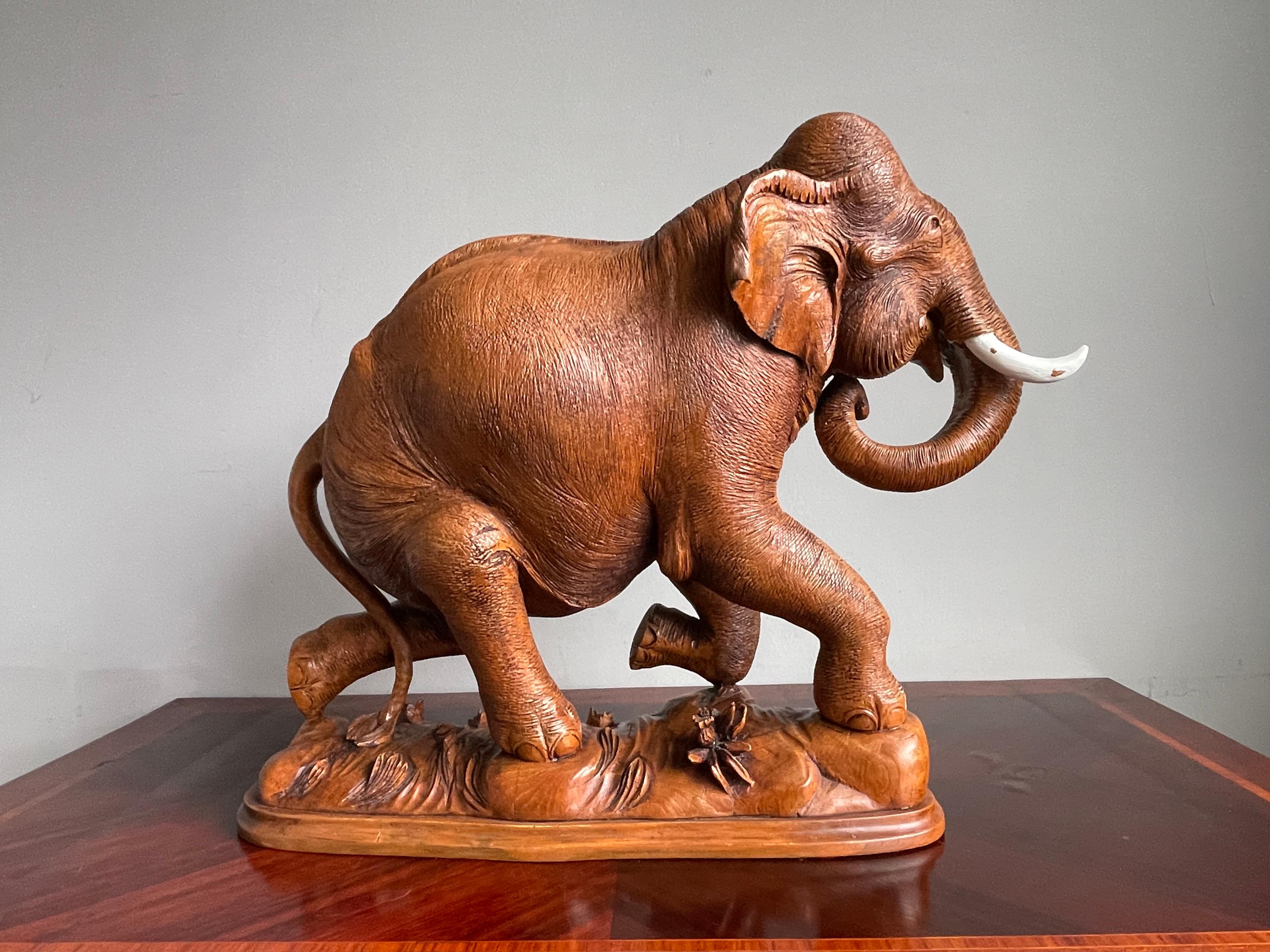 Paire de sculptures d'éléphants en teck sculptées à la main, de grande taille et incroyablement détaillées, datant du milieu du siècle dernier Excellent état - En vente à Lisse, NL