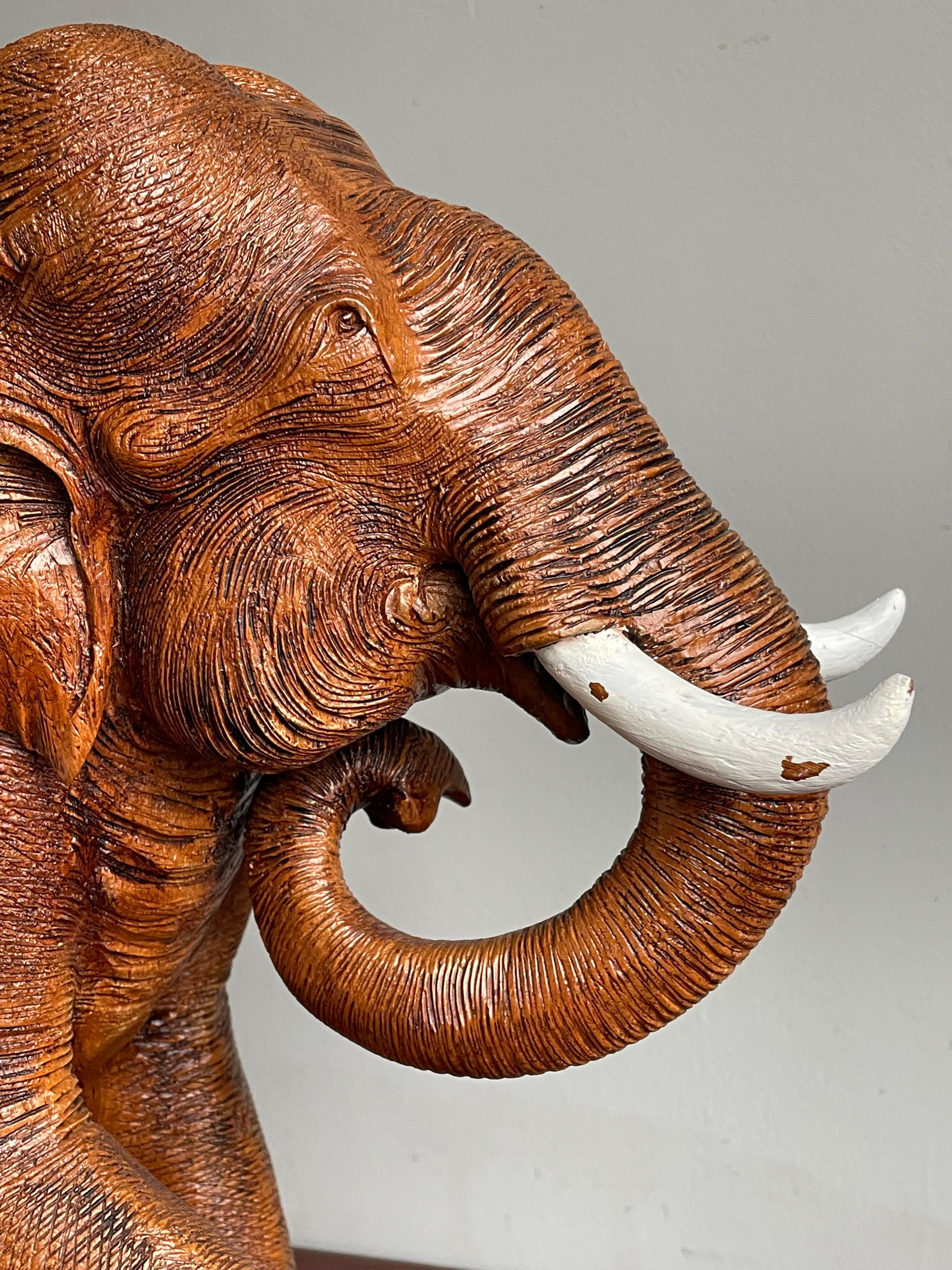 20ième siècle Paire de sculptures d'éléphants en teck sculptées à la main, de grande taille et incroyablement détaillées, datant du milieu du siècle dernier en vente
