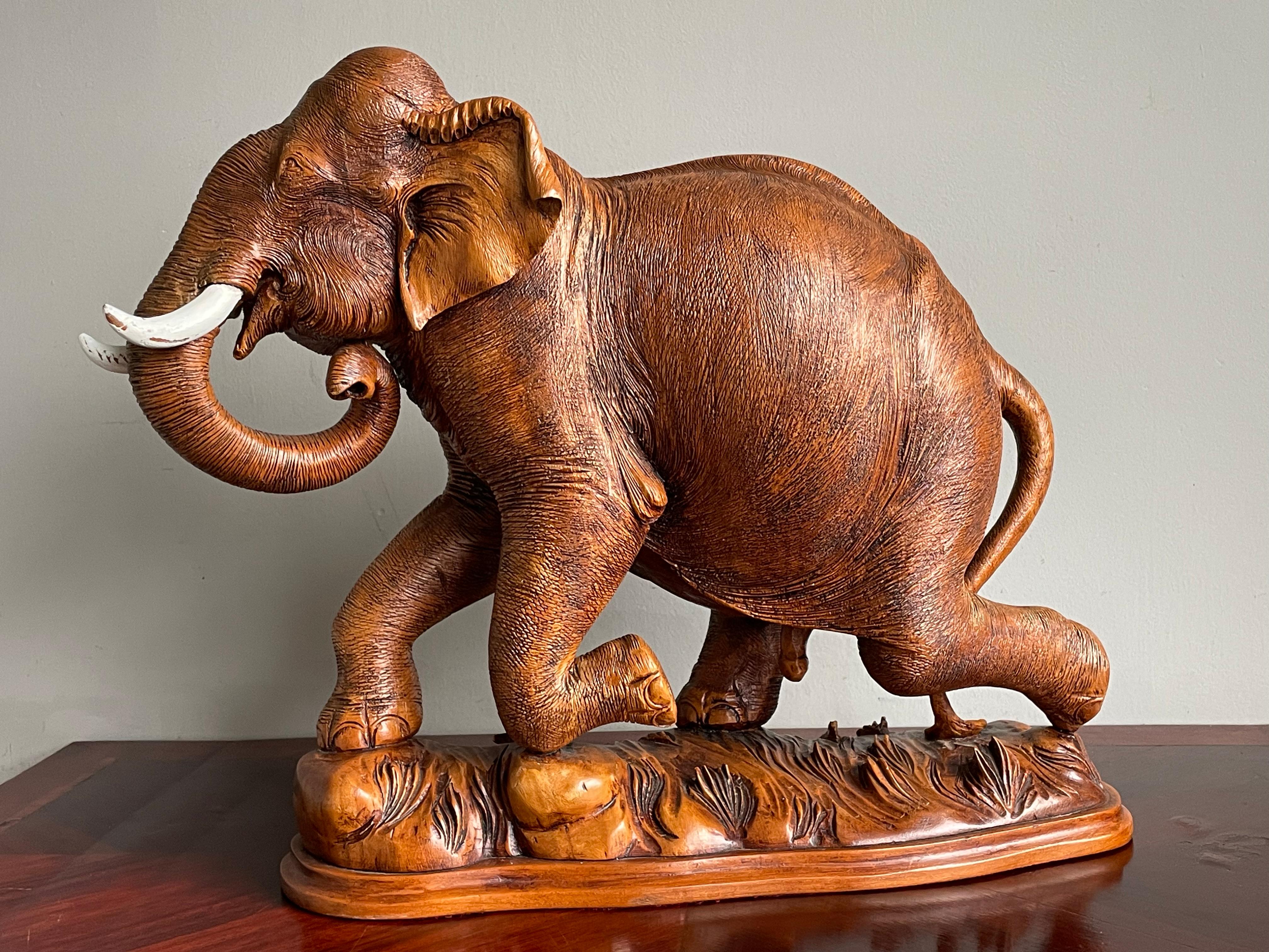Paire de sculptures d'éléphants en teck sculptées à la main, de grande taille et incroyablement détaillées, datant du milieu du siècle dernier en vente 1