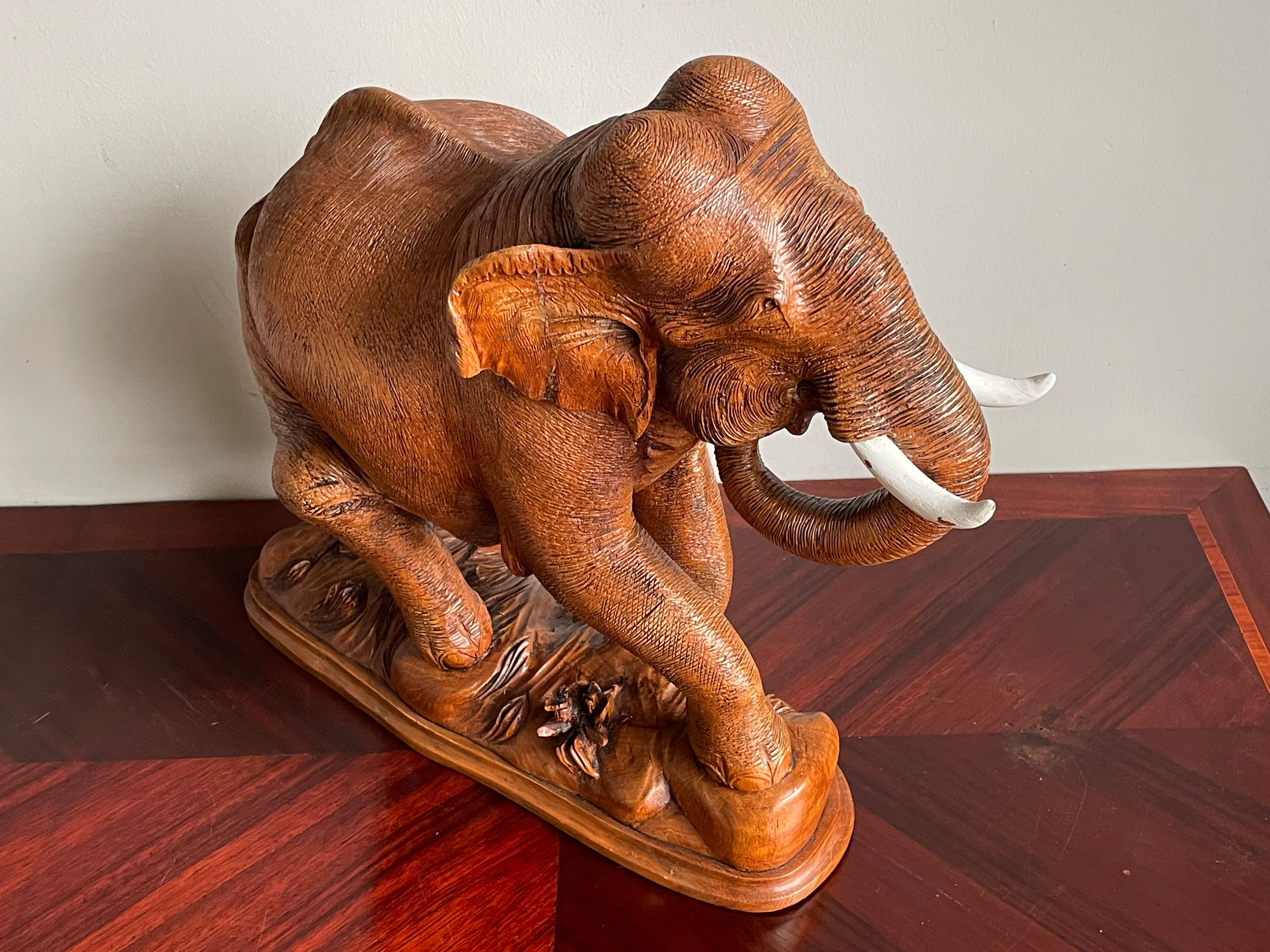 Paire de sculptures d'éléphants en teck sculptées à la main, de grande taille et incroyablement détaillées, datant du milieu du siècle dernier en vente 2