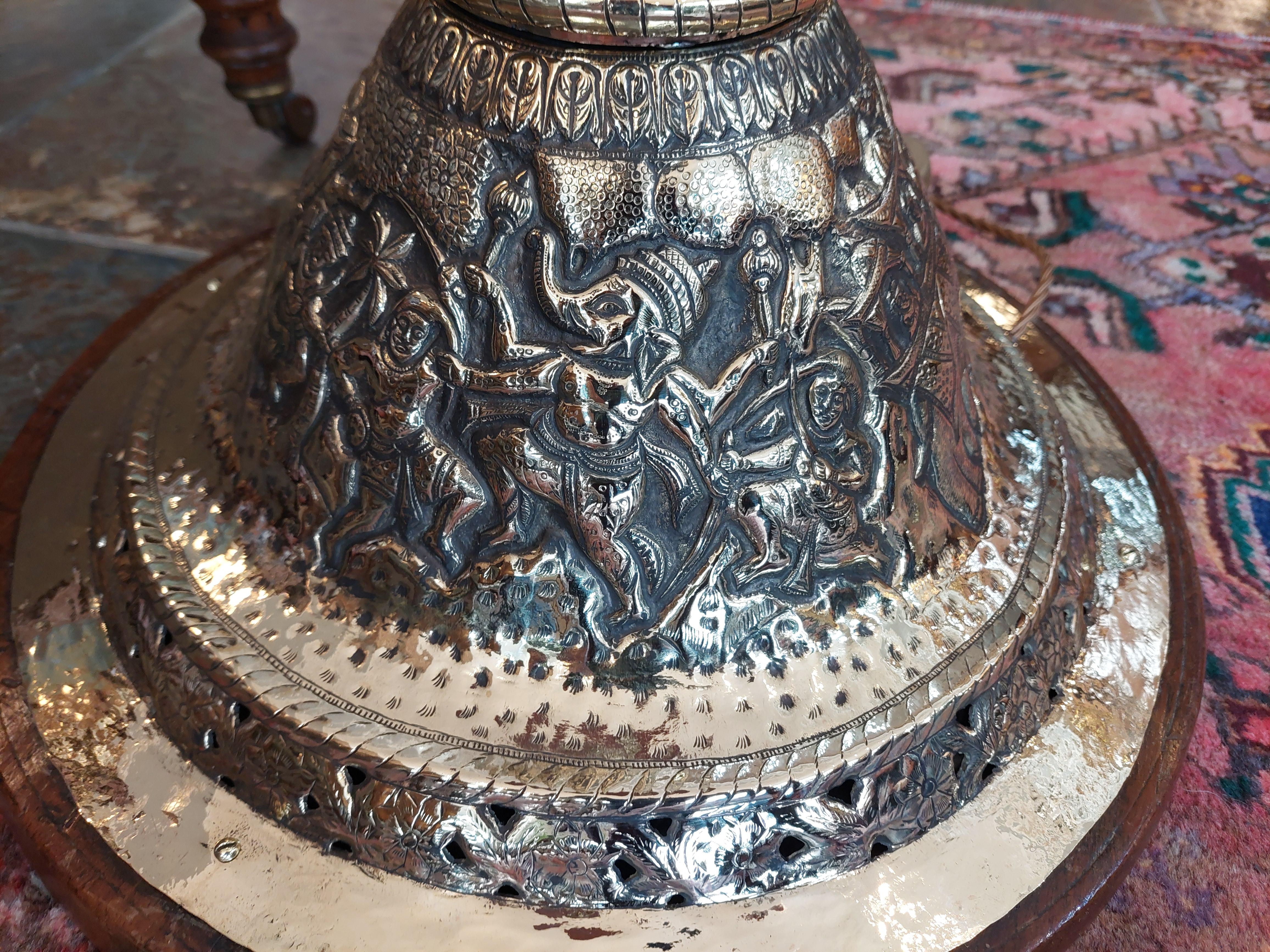 Début du 20ème siècle Grande lampe indienne en laiton embossée avec des éléphants et des divinités indiennes 