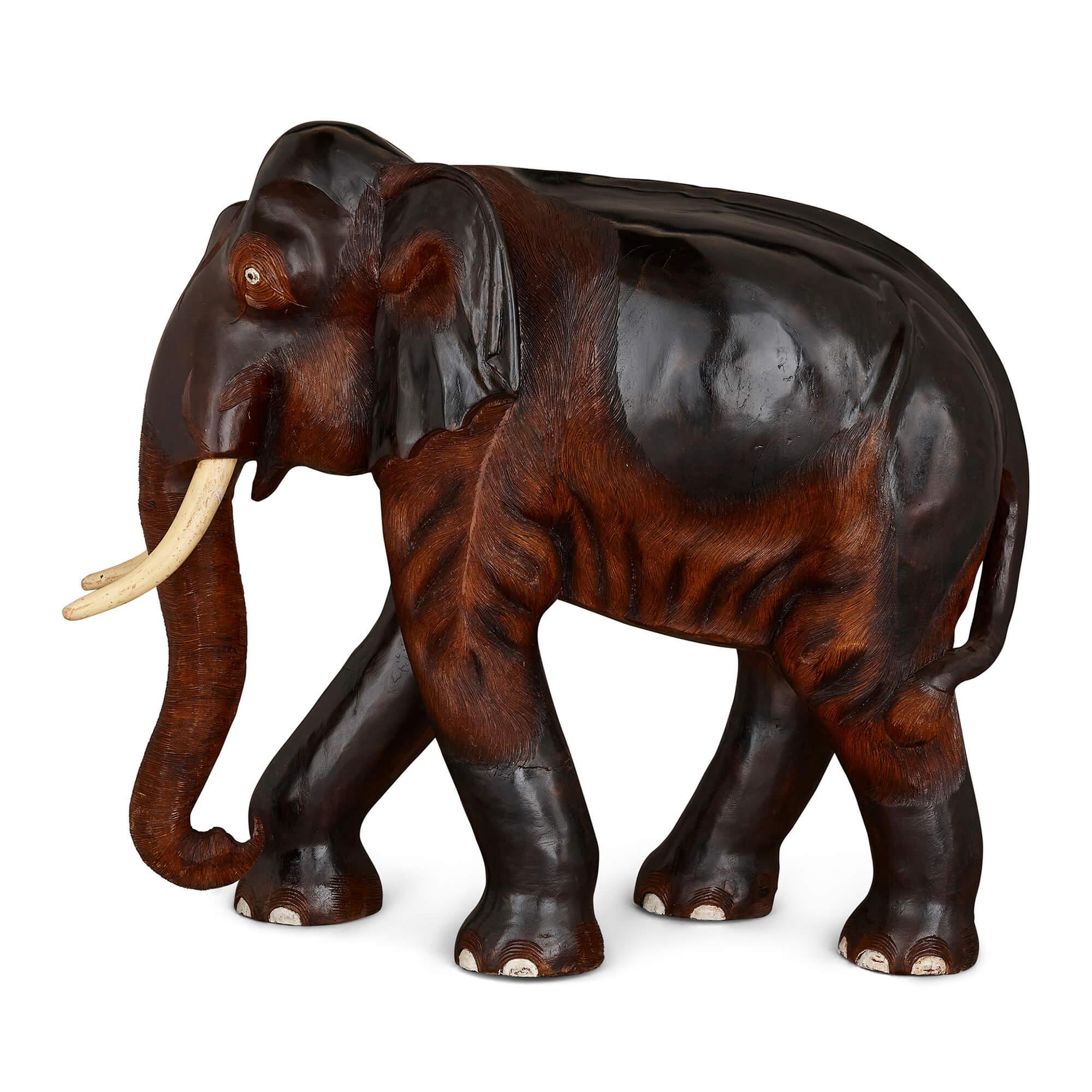 Grande sculpture indienne d'éléphant en bois brun peint et sculpté 
Indien, c.C. 1900
Hauteur 99cm, largeur 104cm, profondeur 50cm

Cette magnifique sculpture d'éléphant en bois, datant d'environ 1900, reflète le riche patrimoine artistique de