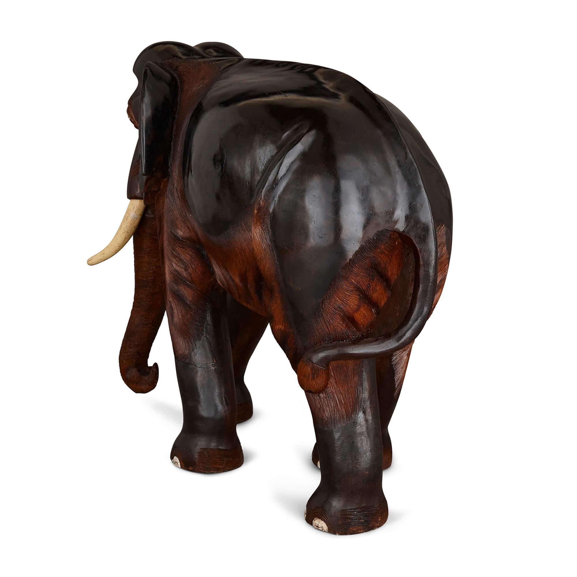 Indien Grande sculpture indienne d'éléphant en bois brun peint et sculpté en vente