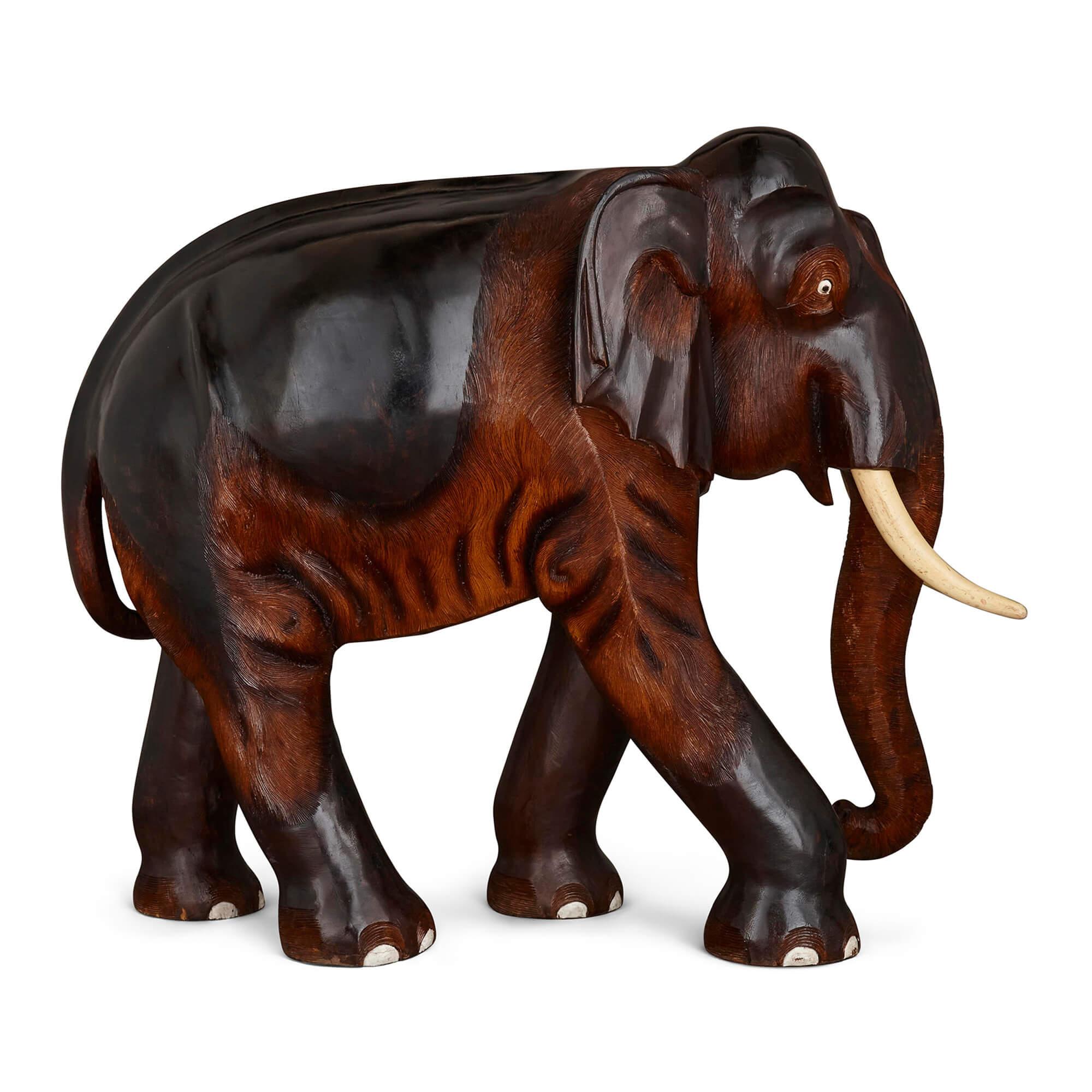 Sculpté Grande sculpture indienne d'éléphant en bois brun peint et sculpté en vente