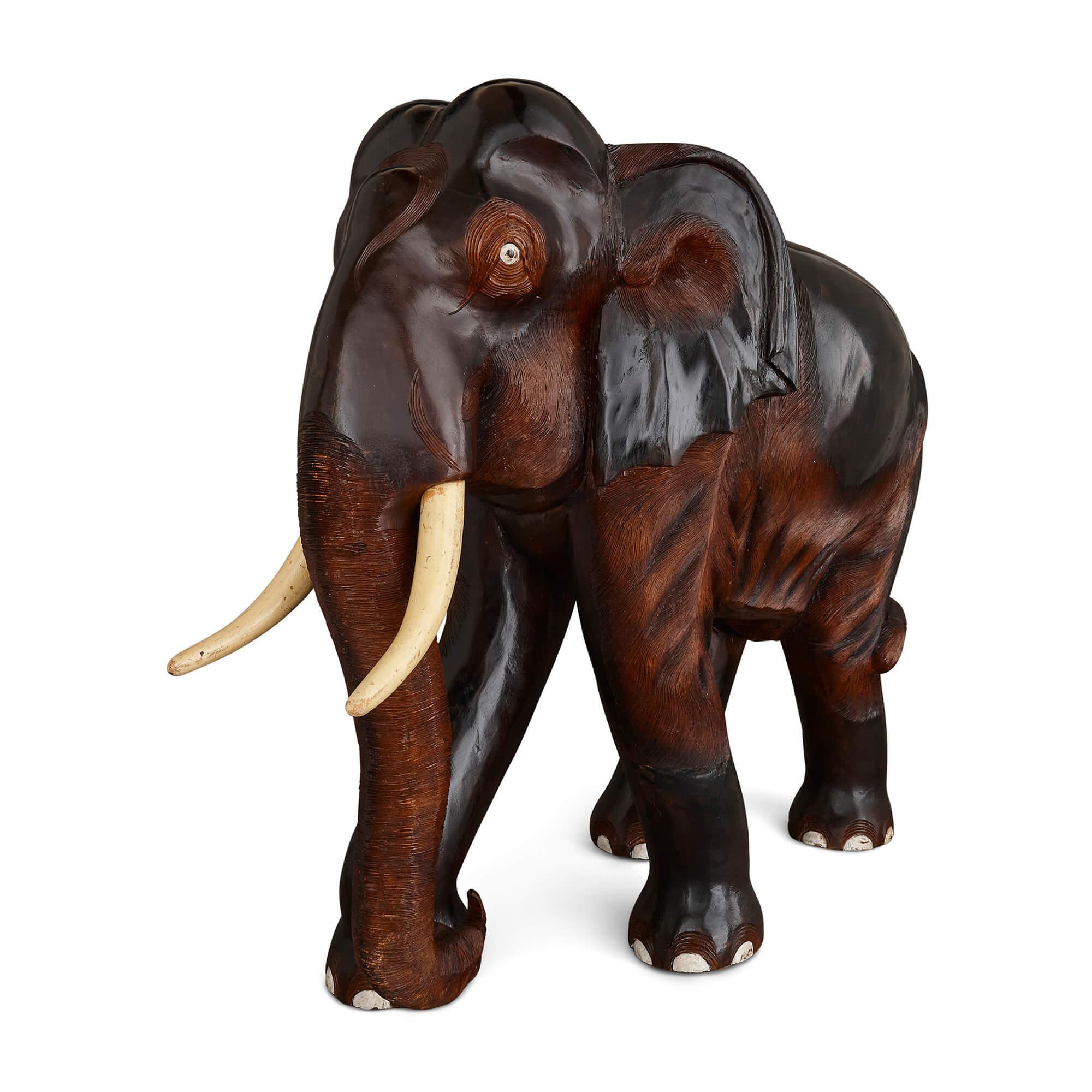 Grande sculpture indienne d'éléphant en bois brun peint et sculpté Bon état - En vente à London, GB