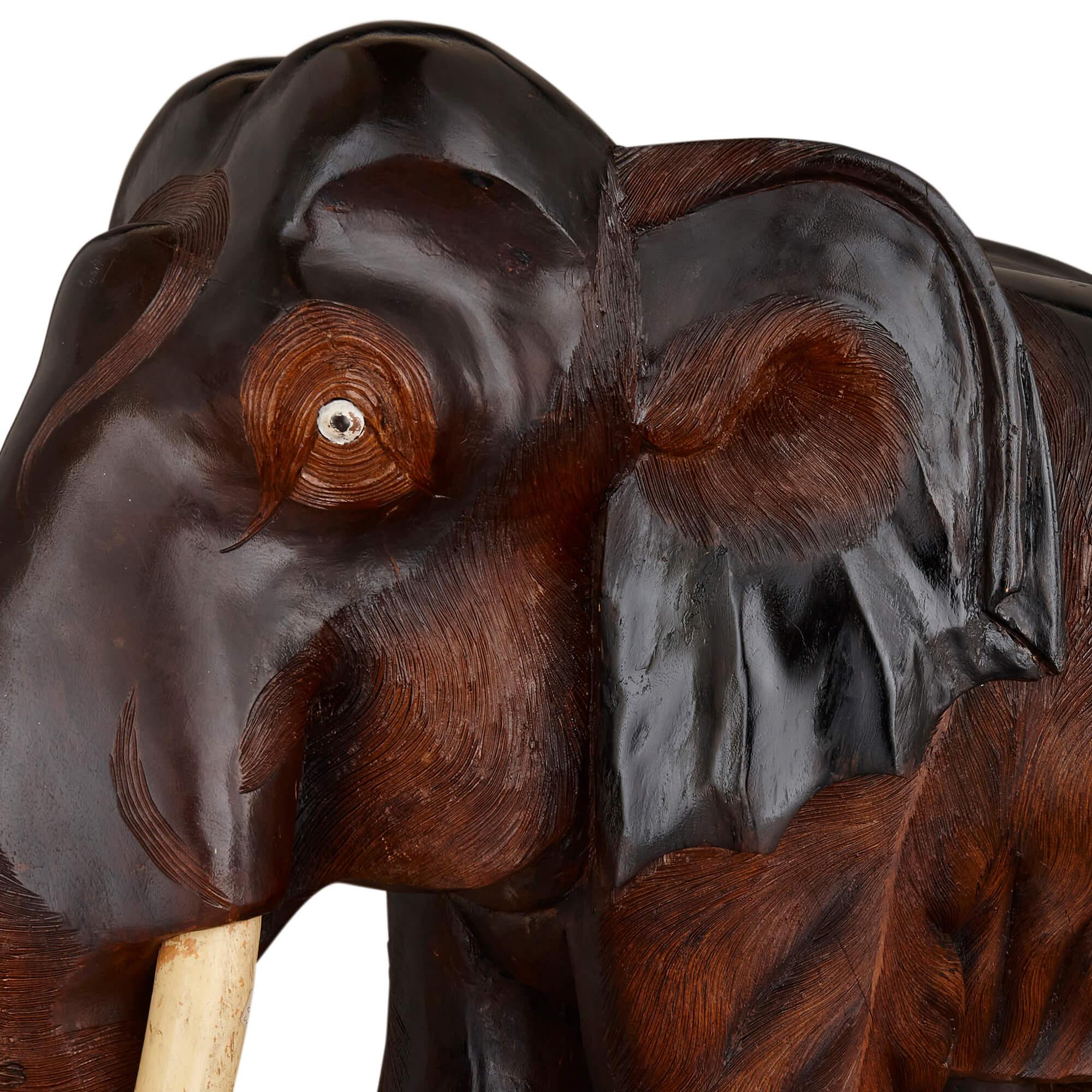 20ième siècle Grande sculpture indienne d'éléphant en bois brun peint et sculpté en vente