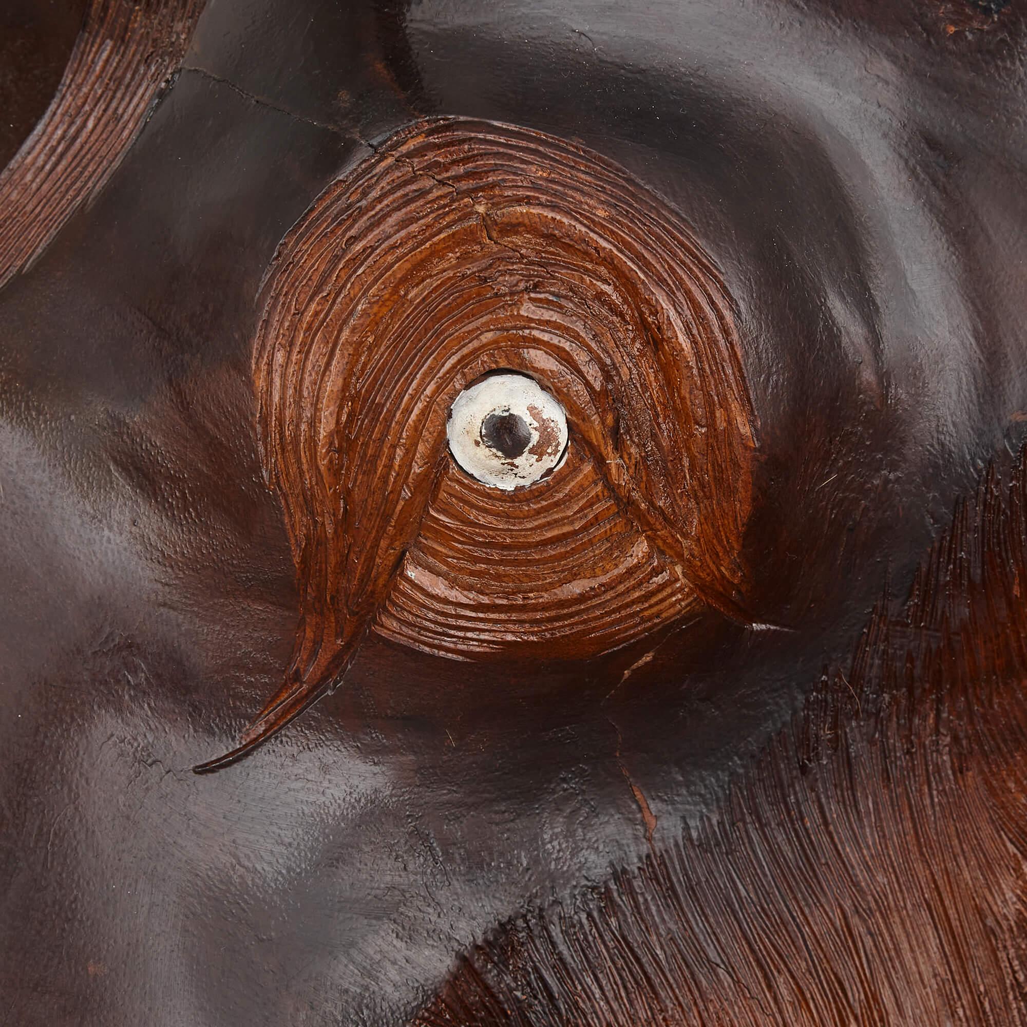 Bois Grande sculpture indienne d'éléphant en bois brun peint et sculpté en vente