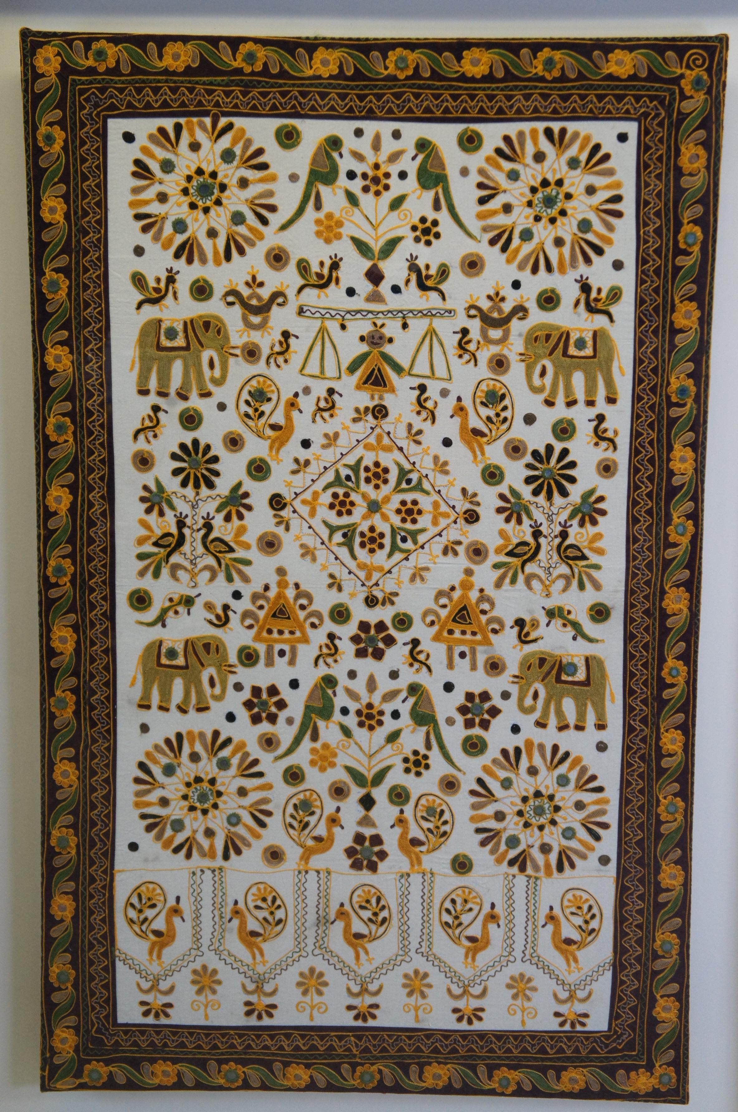 Grand tapisserie indienne brodée à l'aiguille - Oiseau éléphant à fleurs en forme de boîte d'ombre Bon état - En vente à Dayton, OH