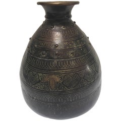 Grande cruche indienne en cuivre martelé à la main avec des sculptures asiatiques