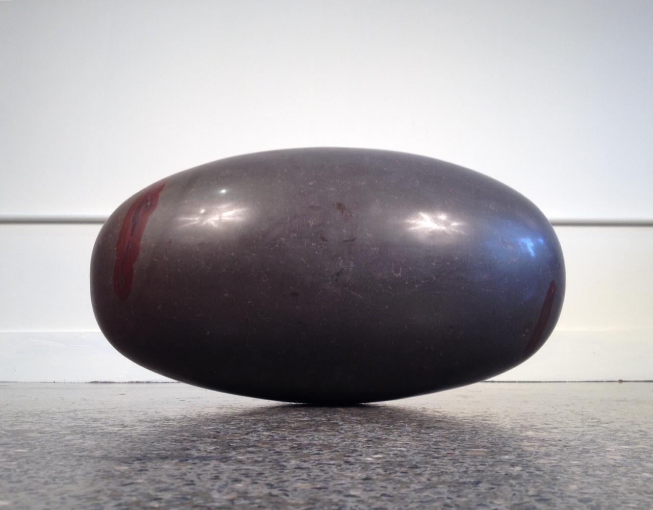 Grande pierre de guérison indienne Shiva Lingam. Dans la religion hindoue indienne, le shiva lingam est une pierre sacrée. Trouvés exclusivement au fond de la rivière Narmada, ils sont associés au dieu hindou Shiva. Dans l'ancienne tradition