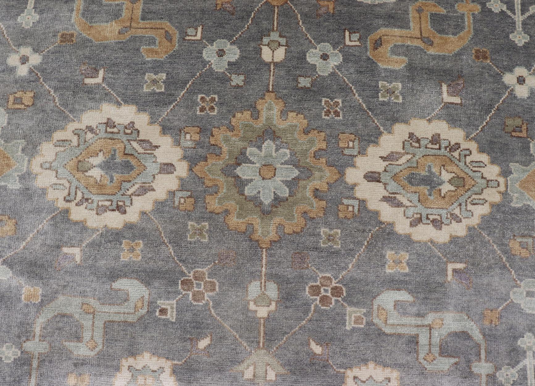 Großer indischer handgeknüpfter Oushak-Teppich in verblassten Erdtönen.  Maße 9'10 x 14'2
Herkunftsland: Indien; Art: Oushak; Design/One: All-Over, Floral, Blumenmotiv; Keivan Woven Arts: Teppich IN-JVD-6022; Großer handgeknüpfter indischer