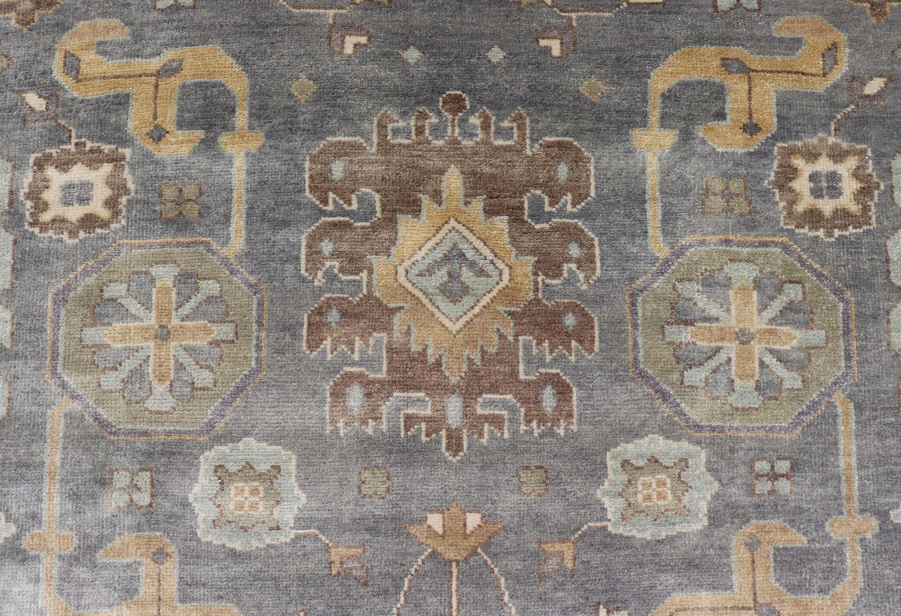 Großer handgeknüpfter indischer Oushak-Teppich in verblassten Erdtönen in 9'10 x 14'2 (Indisch) im Angebot