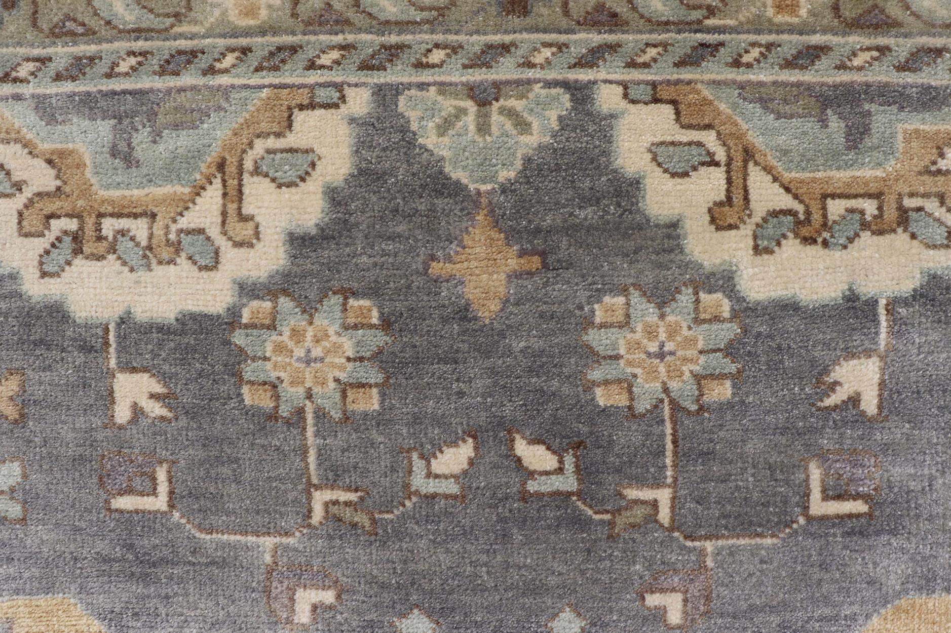 Großer handgeknüpfter indischer Oushak-Teppich in verblassten Erdtönen in 9'10 x 14'2 (Handgeknüpft) im Angebot