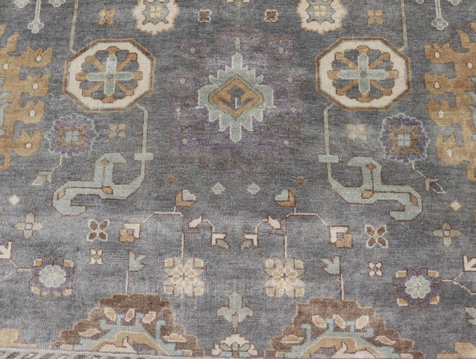 Großer handgeknüpfter indischer Oushak-Teppich in verblassten Erdtönen in 9'10 x 14'2 (21. Jahrhundert und zeitgenössisch) im Angebot