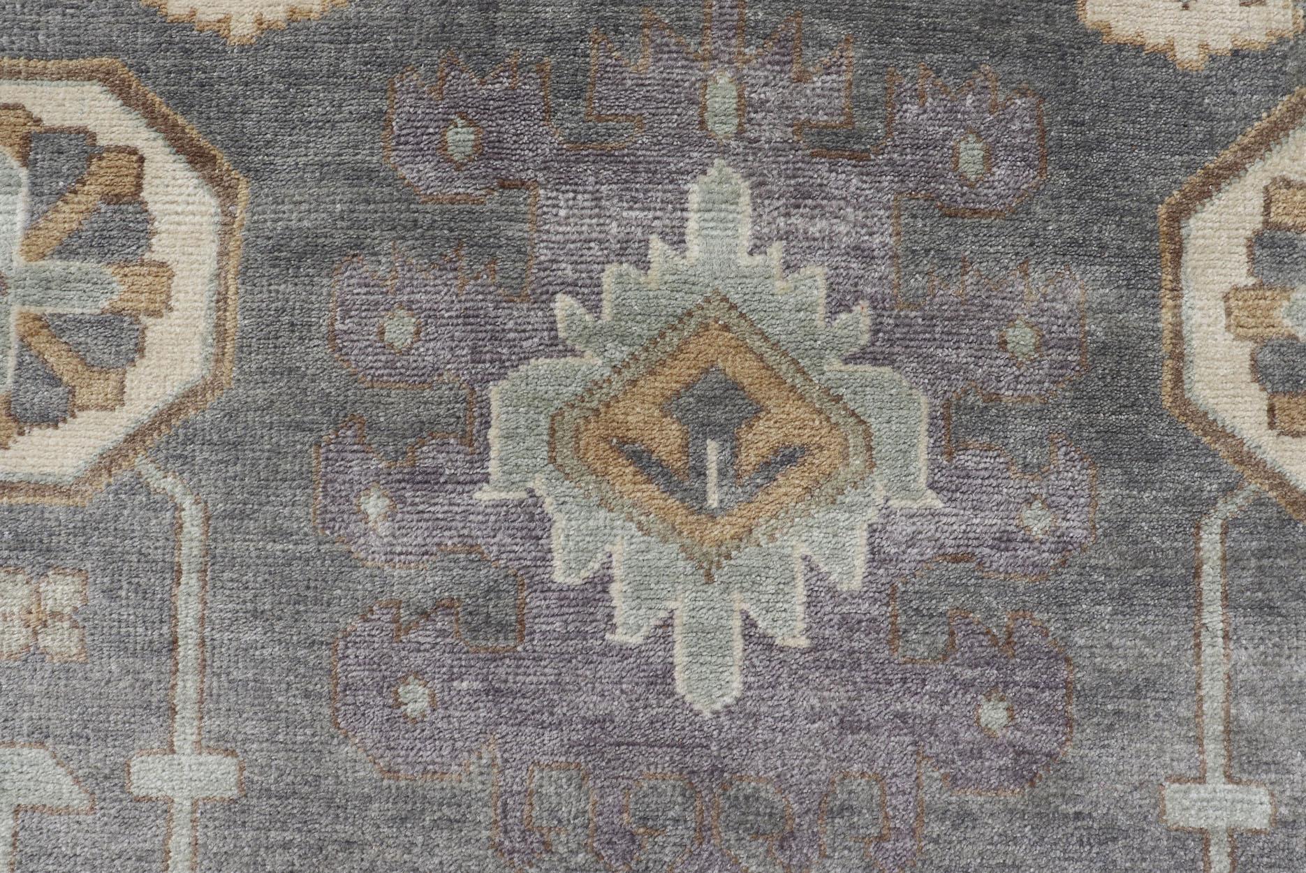 Großer handgeknüpfter indischer Oushak-Teppich in verblassten Erdtönen in 9'10 x 14'2 (Wolle) im Angebot