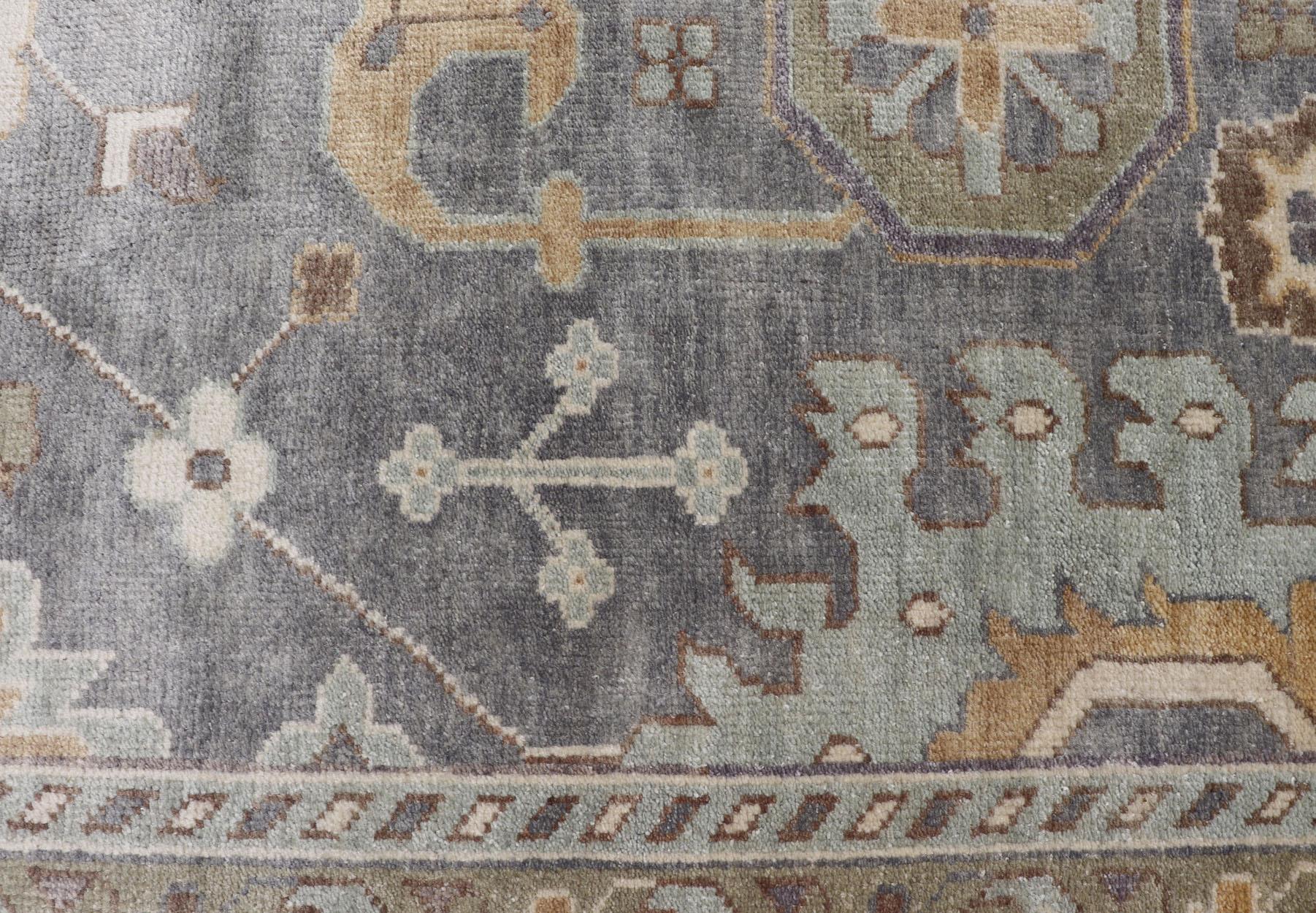 Großer handgeknüpfter indischer Oushak-Teppich in verblassten Erdtönen in 9'10 x 14'2 im Angebot 1