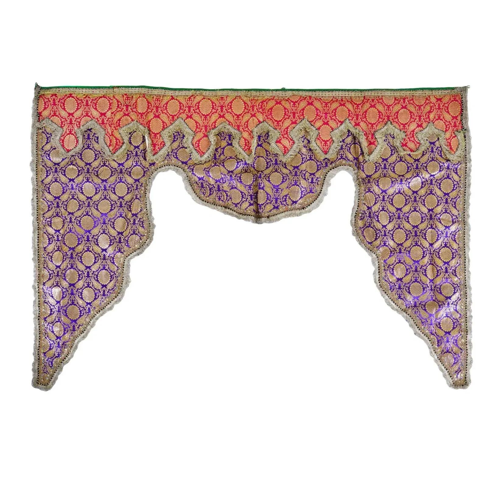 Un grand textile persan ou indien, vraisemblablement utilisé comme décoration d'intérieur. Il présente des motifs détaillés, des couleurs vives et est orné d'ornements paisley traditionnels et de bords frangés. Antiquités orientales, textiles
