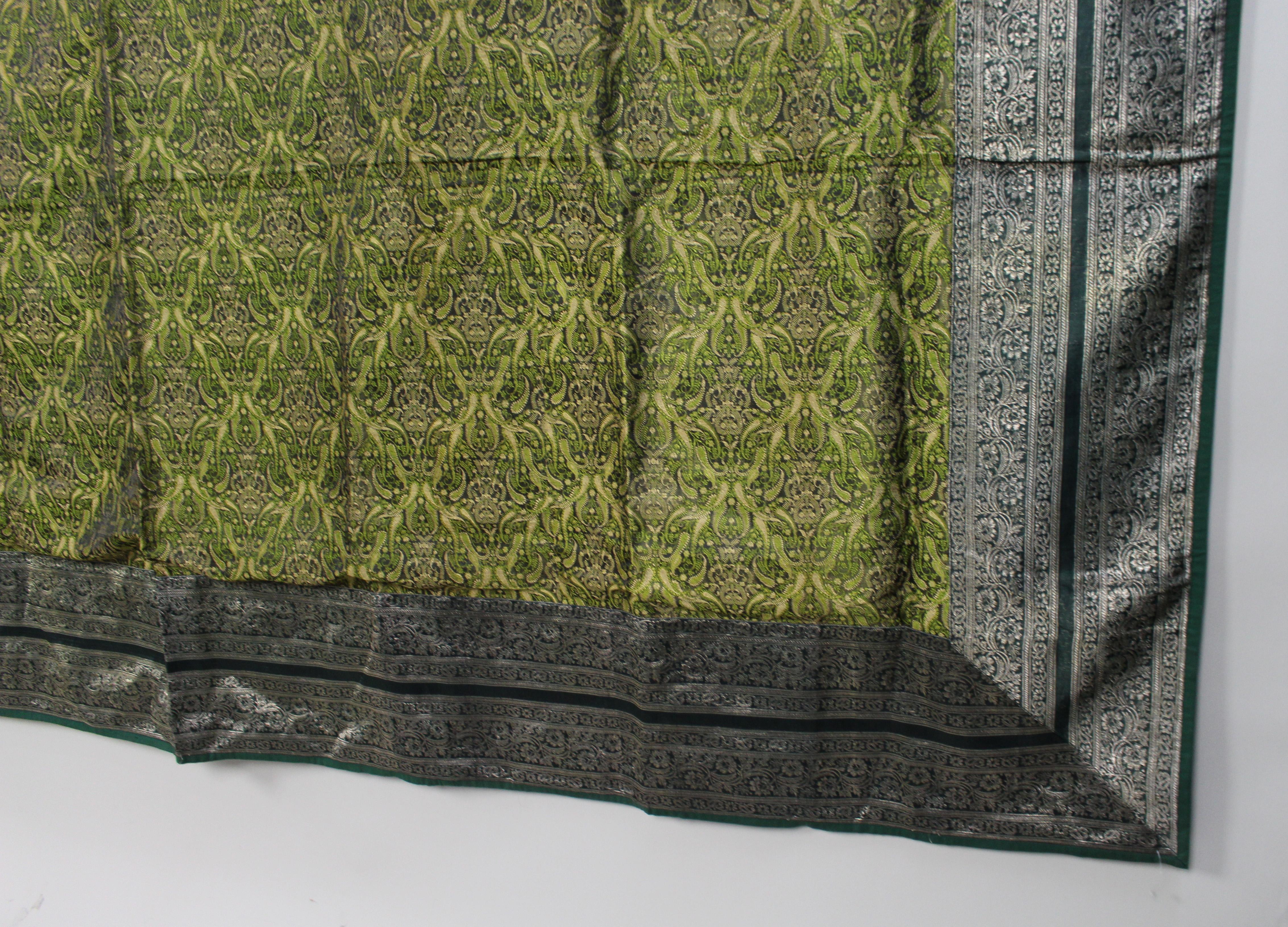 Indiano Grande copriletto indiano in broccato di seta in verde e argento in vendita
